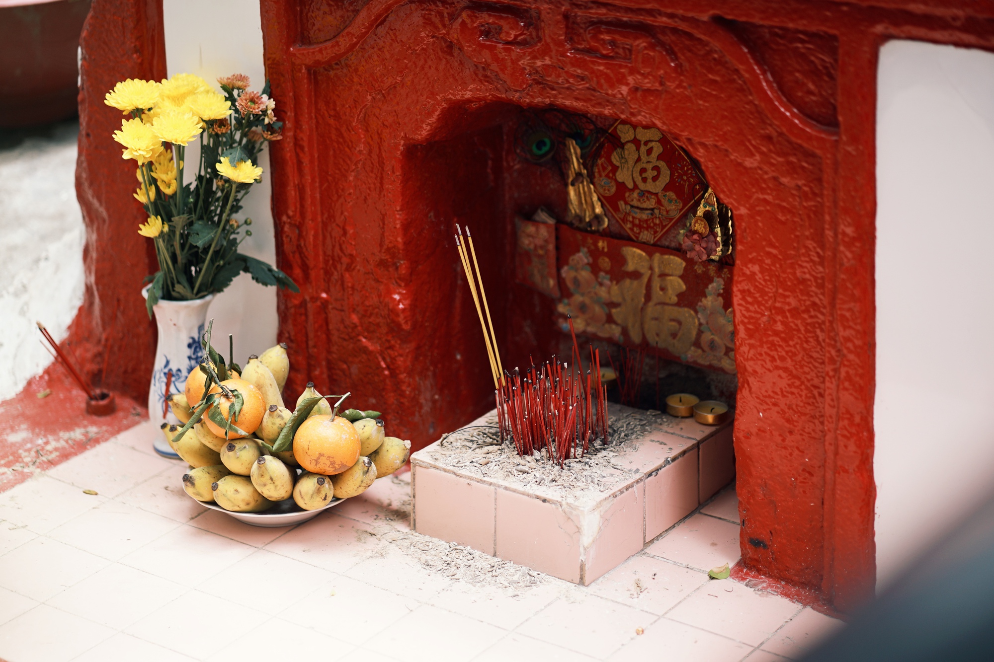 Bí ẩn ngôi mộ trắng hơn một thế kỷ giữa lòng Chợ Lớn, lúc nào cũng nhang khói nghi ngút- Ảnh 3. Bí ẩn ngôi mộ trắng hơn một thế kỷ giữa lòng Chợ Lớn, lúc nào cũng nhang khói nghi ngút- Ảnh 3.