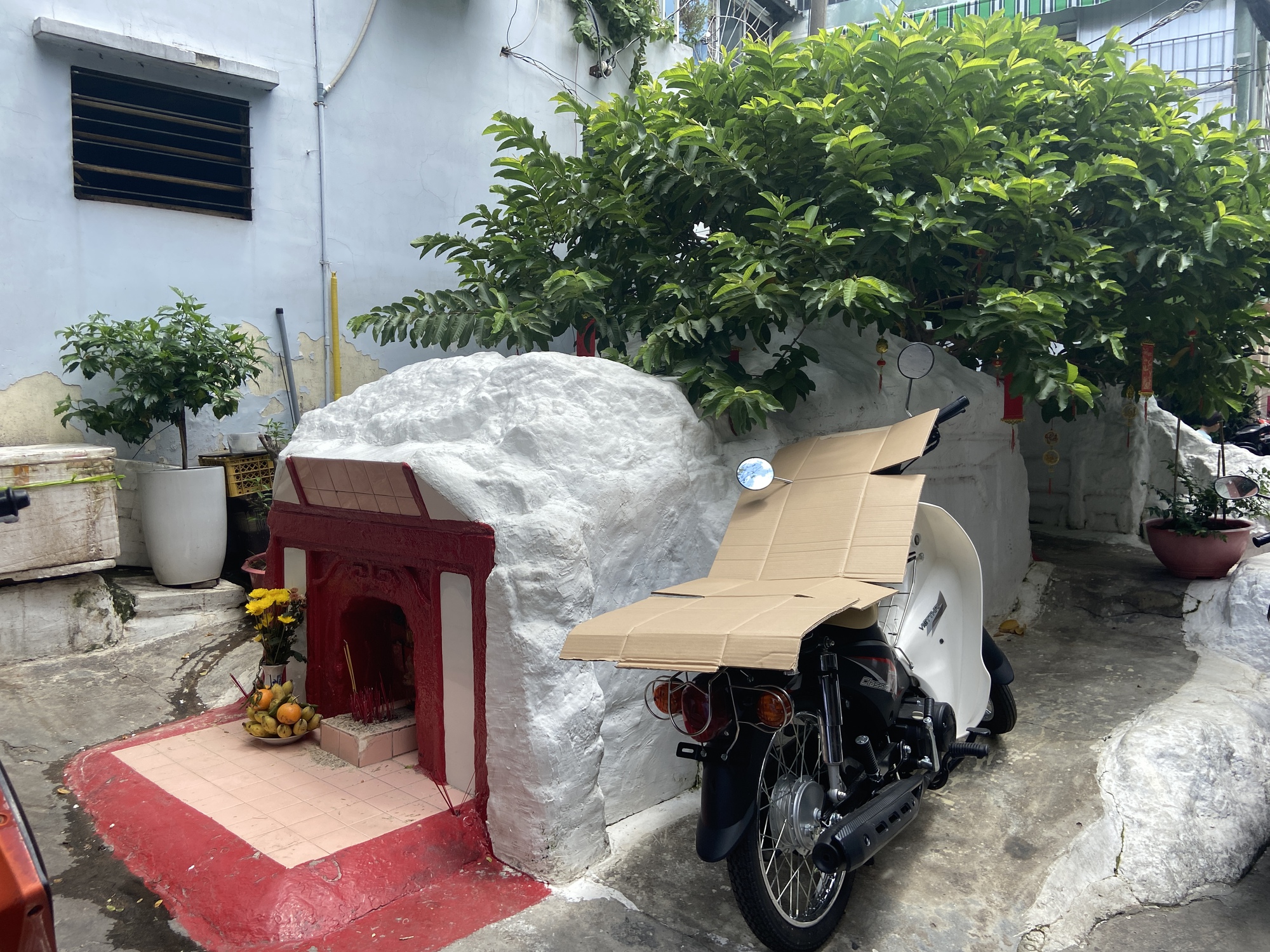 Bí ẩn ngôi mộ trắng hơn một thế kỷ giữa lòng Chợ Lớn, lúc nào cũng nhang khói nghi ngút- Ảnh 2. Bí ẩn ngôi mộ trắng hơn một thế kỷ giữa lòng Chợ Lớn, lúc nào cũng nhang khói nghi ngút- Ảnh 2.