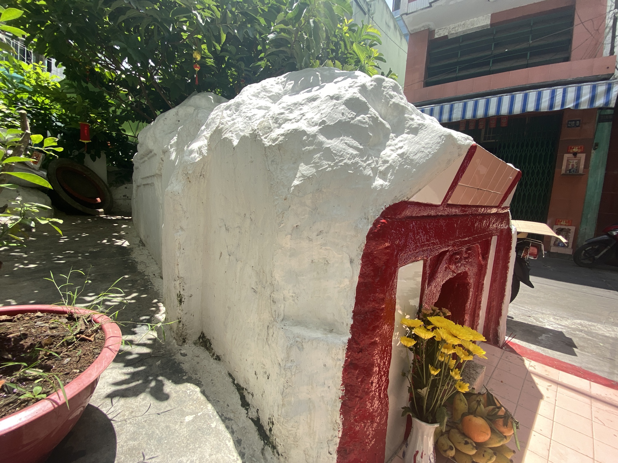 Bí ẩn ngôi mộ trắng hơn một thế kỷ giữa lòng Chợ Lớn, lúc nào cũng nhang khói nghi ngút- Ảnh 1. Bí ẩn ngôi mộ trắng hơn một thế kỷ giữa lòng Chợ Lớn, lúc nào cũng nhang khói nghi ngút- Ảnh 1.