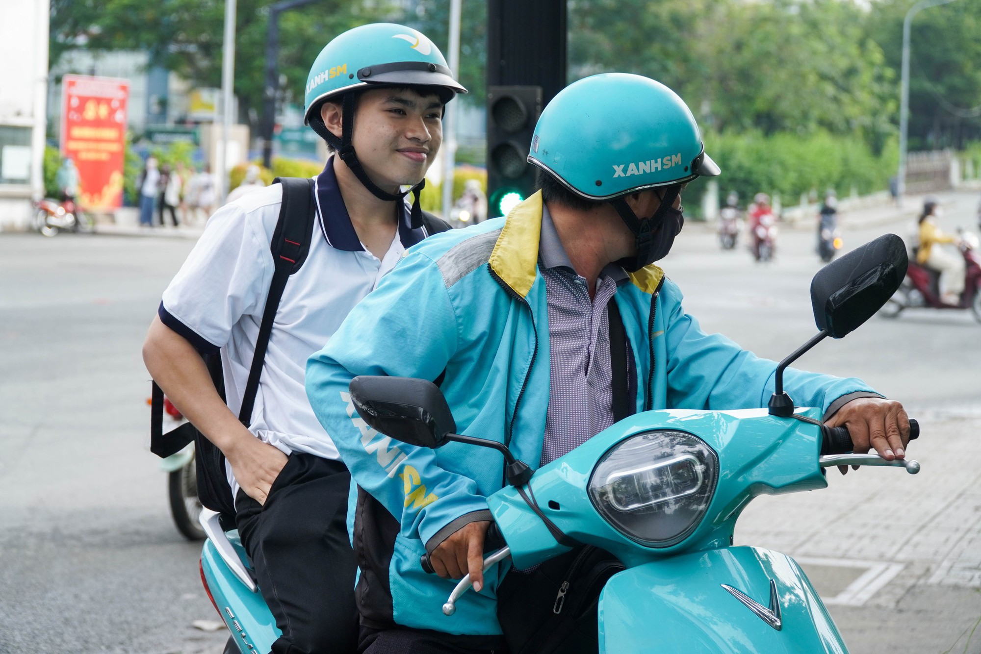 Sinh viên nghỉ học vì chờ xe buýt hàng giờ - Ảnh 4.