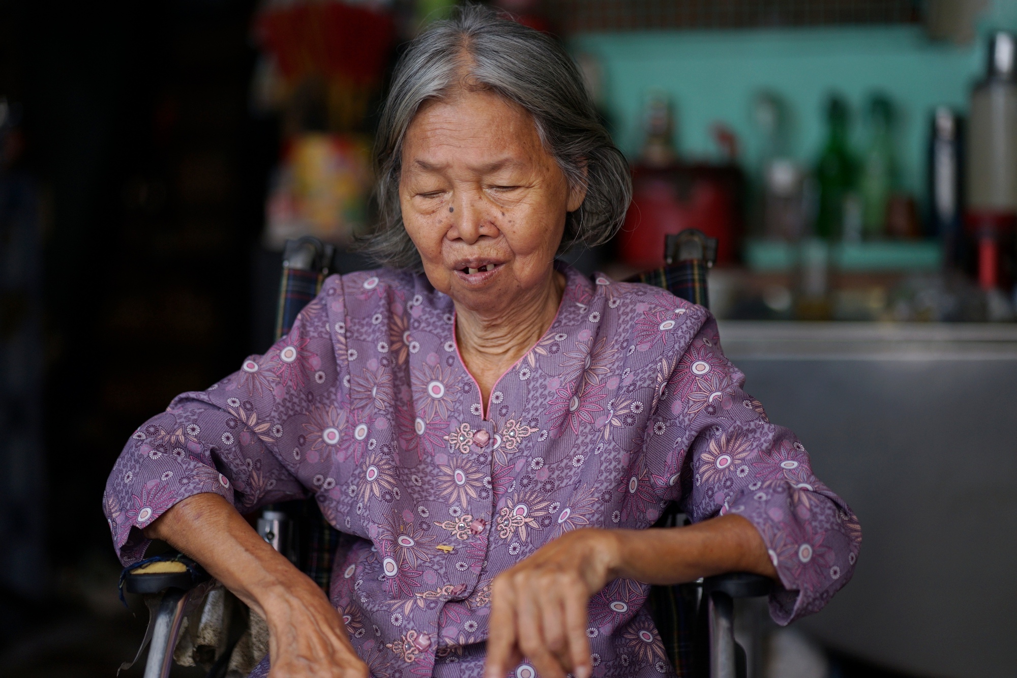 Bí ẩn ngôi mộ trắng hơn một thế kỷ giữa lòng Chợ Lớn, lúc nào cũng nhang khói nghi ngút- Ảnh 5. Bí ẩn ngôi mộ trắng hơn một thế kỷ giữa lòng Chợ Lớn, lúc nào cũng nhang khói nghi ngút- Ảnh 5.
