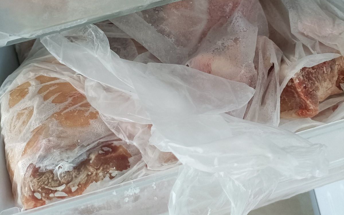Thịt nên để trong ngăn đông tủ lạnh bao lâu? Lấy ra rã đông rồi lại cất vào nhiều lần có nên tiếp tục ăn?