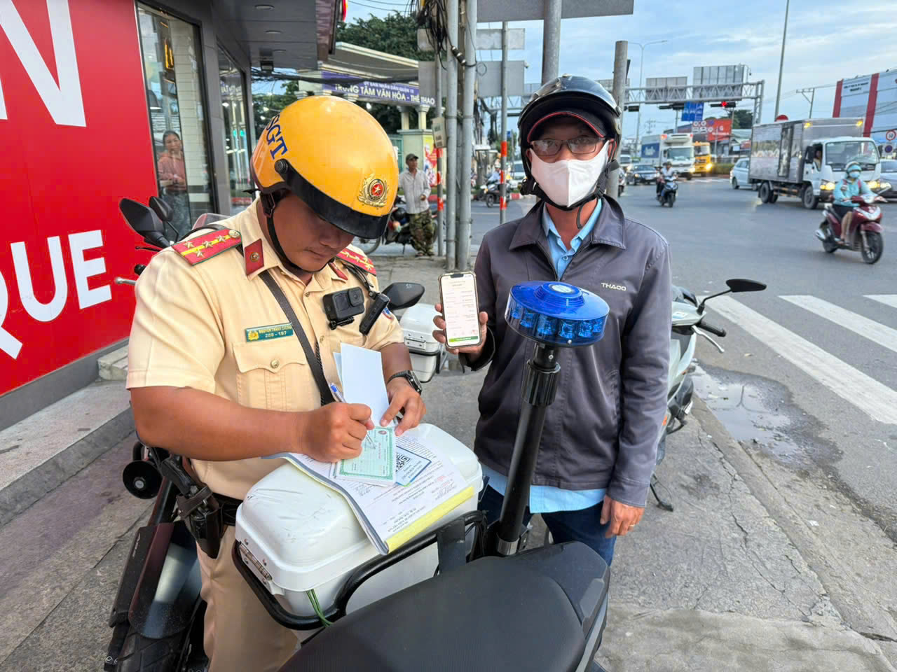 CSGT TP HCM sẽ thu tiền nộp phạt bằng mã QR code trực tiếp trên đường- Ảnh 2. CSGT TP HCM sẽ thu tiền nộp phạt bằng mã QR code trực tiếp trên đường- Ảnh 2.