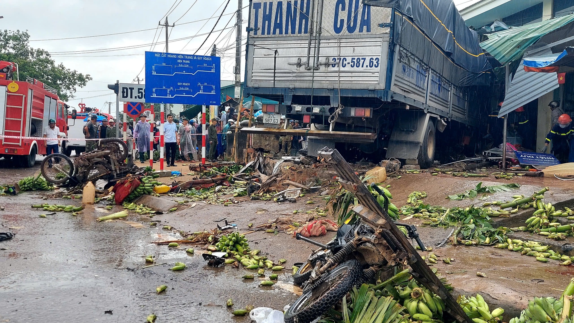 Xe tải lao vào chợ, ít nhất 3 người chết, nhiều người bị thương- Ảnh 1. Xe tải lao vào chợ, ít nhất 3 người chết, nhiều người bị thương- Ảnh 1.