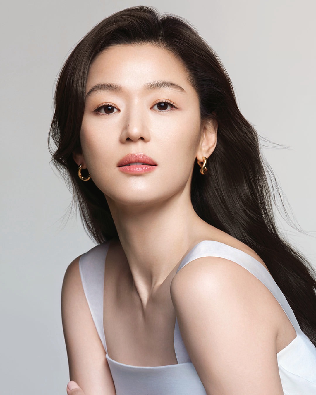 &quot;Mợ chảnh&quot; Jeon Ji Hyun U45 trẻ đẹp vô đối, vòng eo con kiến săn chắc thấy mê nhờ chăm tập môn này! - Ảnh 1.