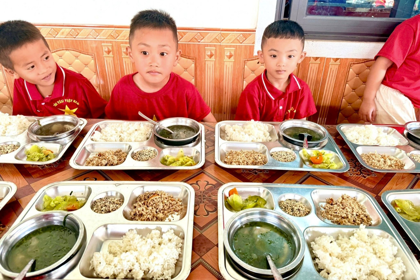 Bất ngờ với 'suất cơm 17 nghìn' cho học sinh bán trú - Ảnh 3.