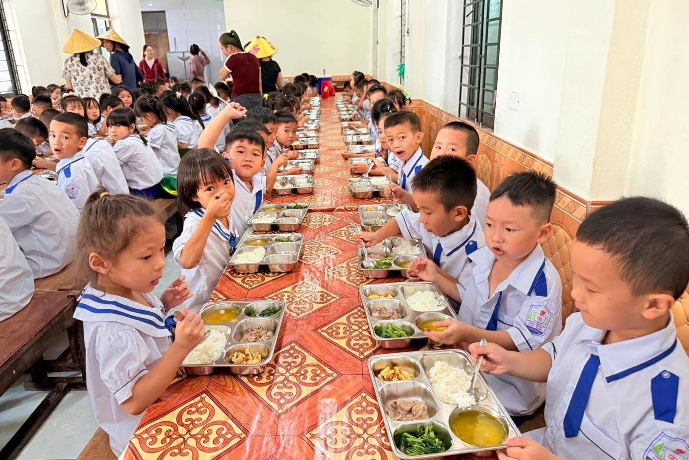 Bất ngờ với 'suất cơm 17 nghìn' cho học sinh bán trú - Ảnh 1.
