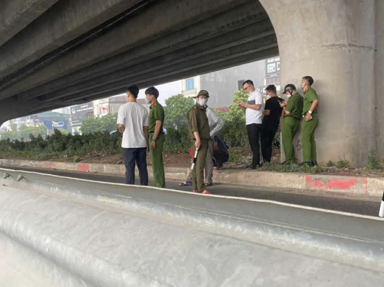 Phát hiện thi thể đang phân hủy dưới chân đường Vành đai 3- Ảnh 1. Phát hiện thi thể đang phân hủy dưới chân đường Vành đai 3- Ảnh 1.