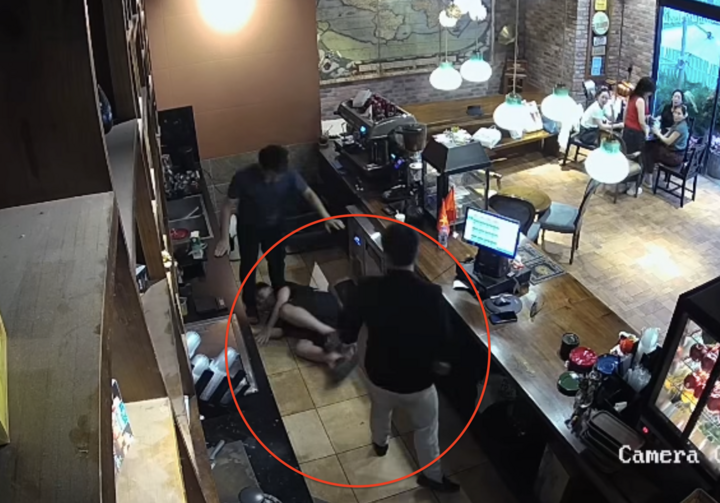 Xác minh nhân viên quán cà phê bị khách hành hung vì nhắc không hút thuốc lá - Ảnh 1.
