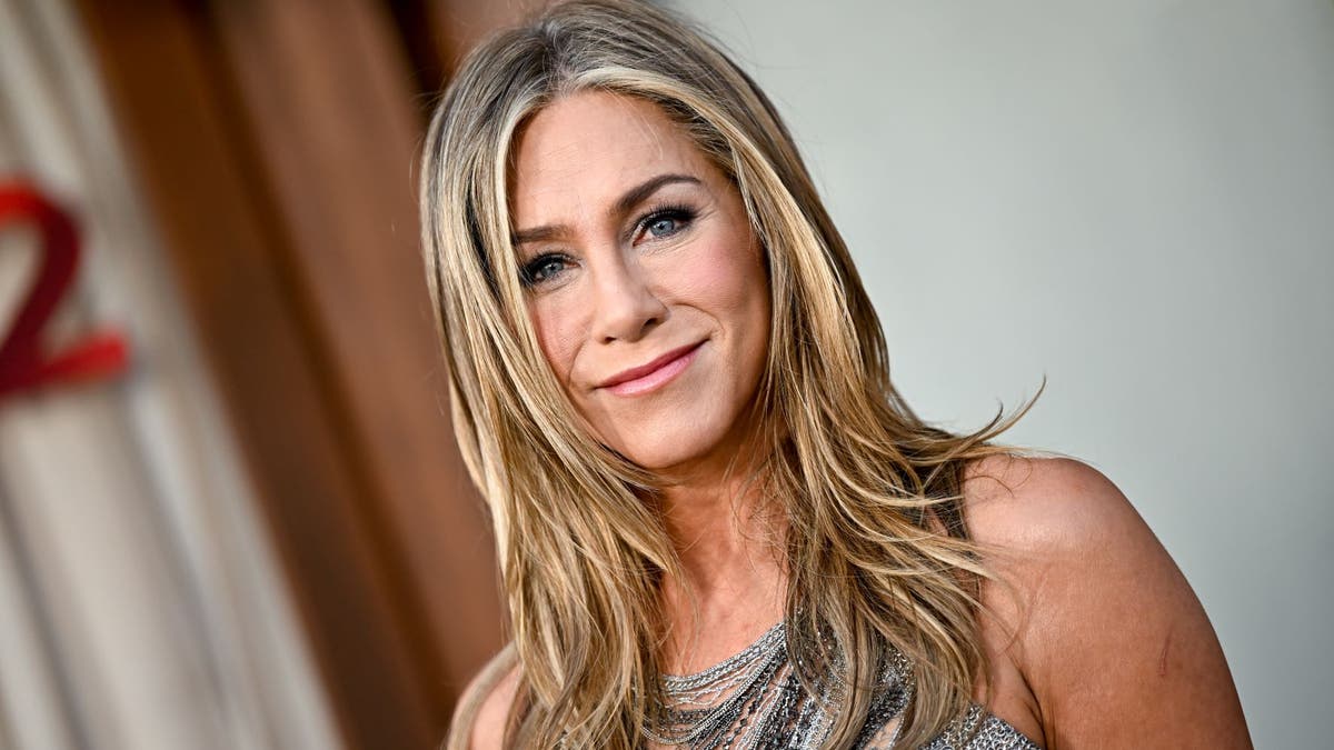 Không phải kem dưỡng, cũng chẳng phải ăn kiêng, bí quyết &quot;chống giặc già&quot; của Jennifer Aniston là 1 thứ ở trong đầu nhưng ít ai biết- Ảnh 3.