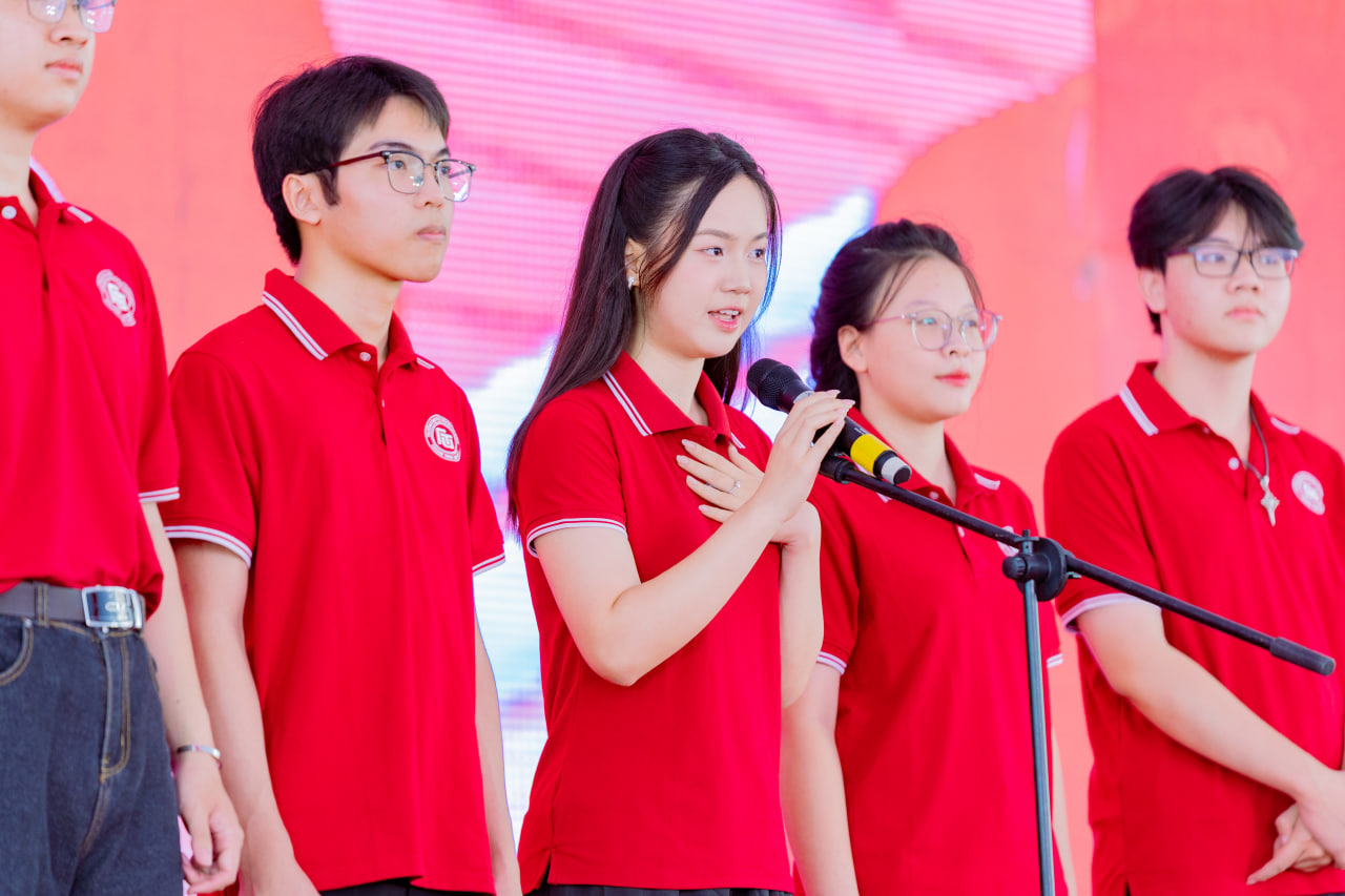 Bắt gặp thủ khoa xinh nhất kỳ thi tốt nghiệp THPT 2025 ở &quot;lò đào tạo Hoa hậu TOP 1 Việt Nam&quot; - Ảnh 5.