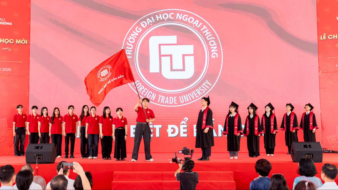 Bắt gặp thủ khoa xinh nhất kỳ thi tốt nghiệp THPT 2025 ở &quot;lò đào tạo Hoa hậu TOP 1 Việt Nam&quot; - Ảnh 2.