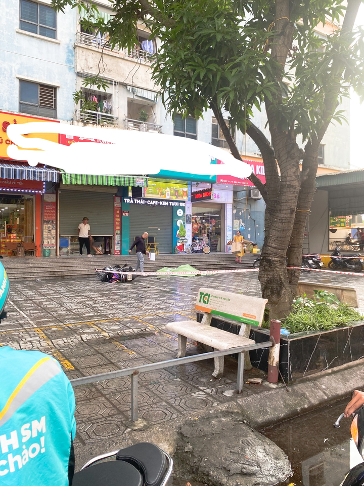 Người phụ nữ tử vong khi rơi từ tầng cao chung cư ở Hà Nội - Ảnh 1.