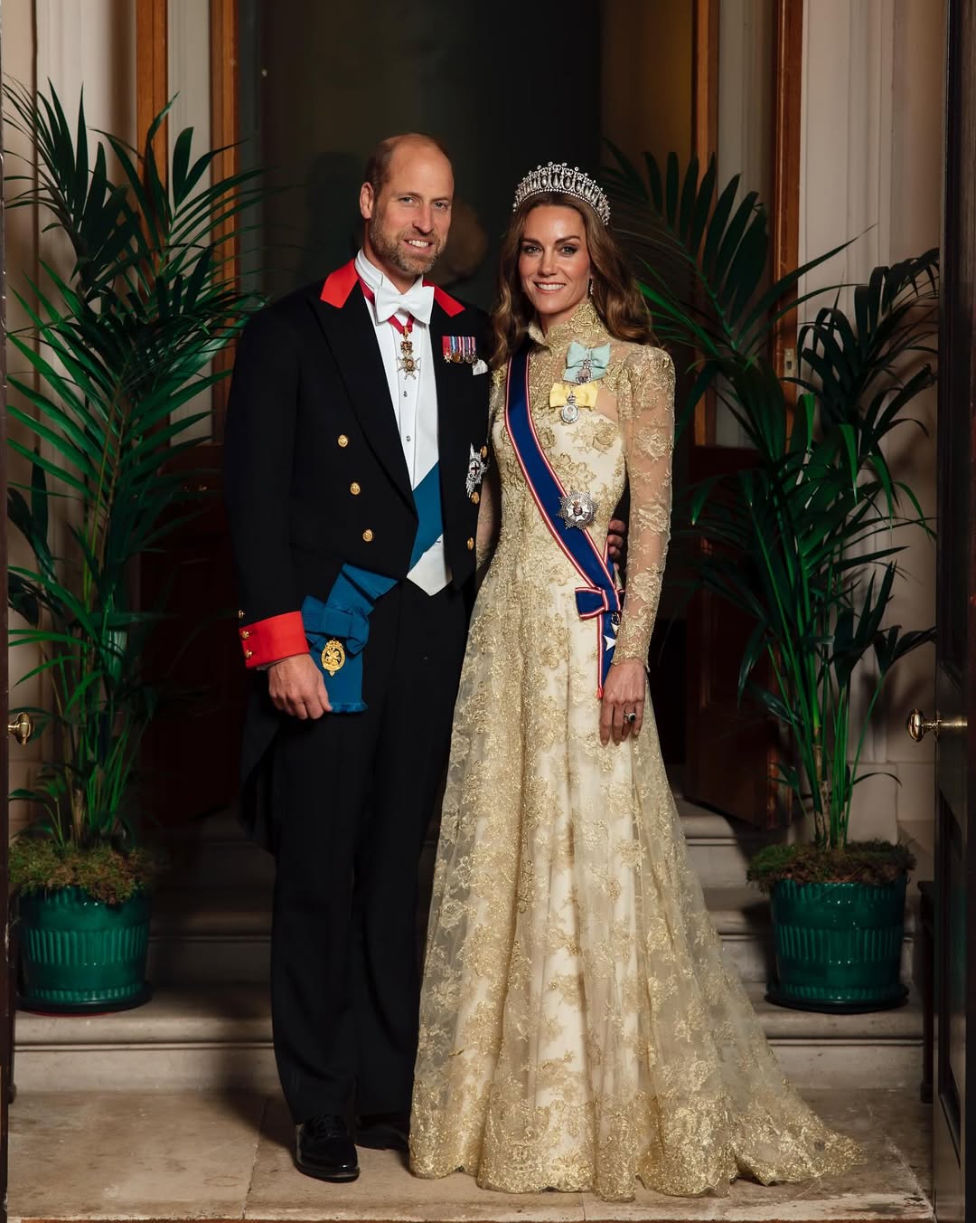 Đẳng cấp “nữ chính”: Kate Middleton lộng lẫy váy vàng, đội vương miện huyền thoại tại quốc yến Windsor- Ảnh 2.