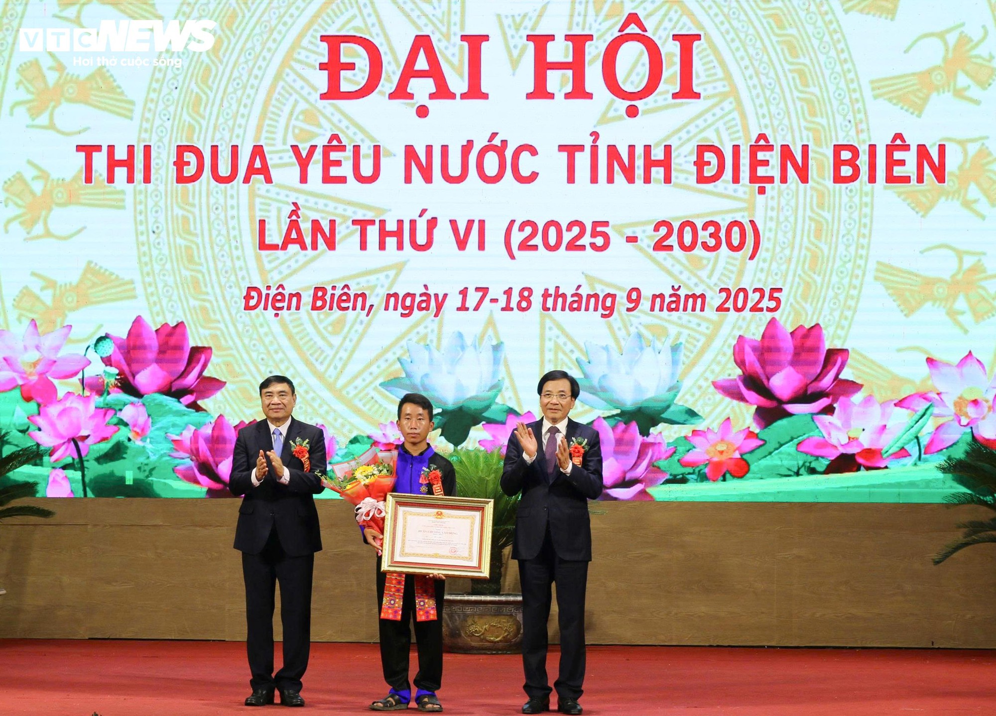 Trưởng bản cứu 90 người dân thoát lũ quét nhận Huân chương Lao động hạng Nhất - Ảnh 1.