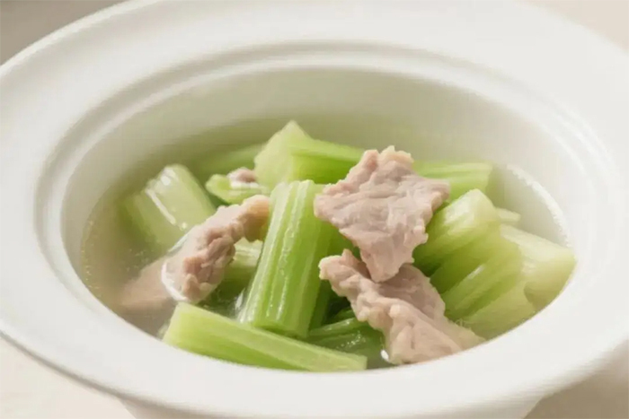 Mất ngủ do gan nóng, nên thường xuyên nấu 4 món canh này để ngủ sâu hơn - Ảnh 1.