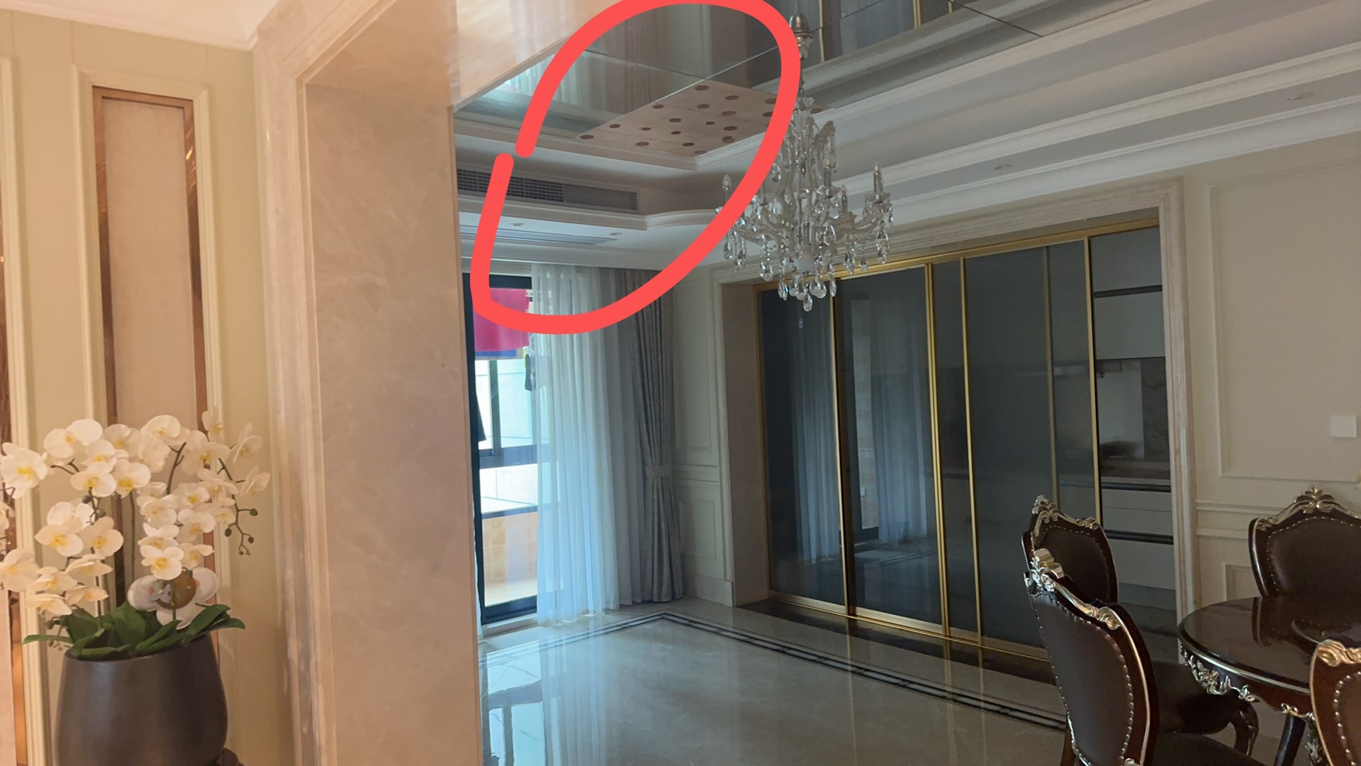 Trẻ con hồn nhiên kiểu không tưởng, chơi nửa ngày gây thiệt hại gần 1,5 tỷ đồng khiến chủ nhà xanh mặt và dân mạng bàng hoàng - Ảnh 2.