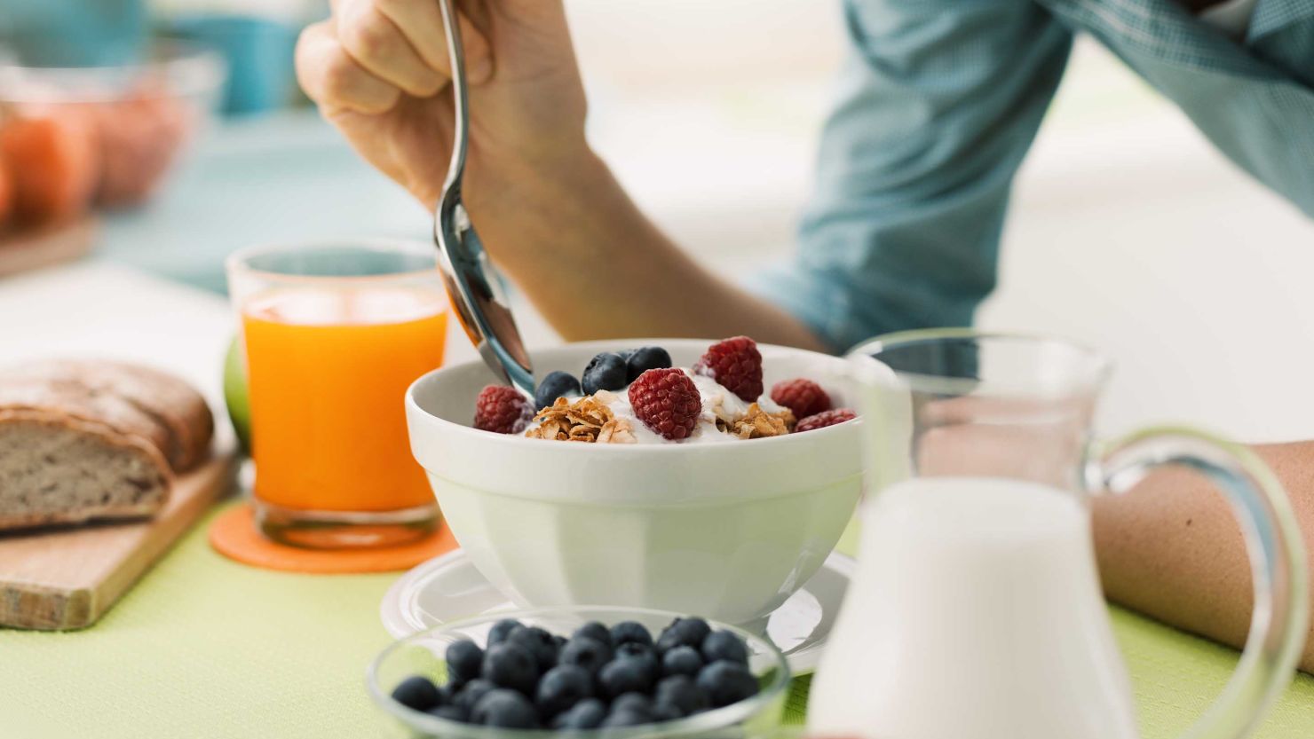 190131090508-eating-breakfast-stock-175819435939799572228-1758194439508-1758194439738453547529-1758258232236-17582582323321417278089.jpg