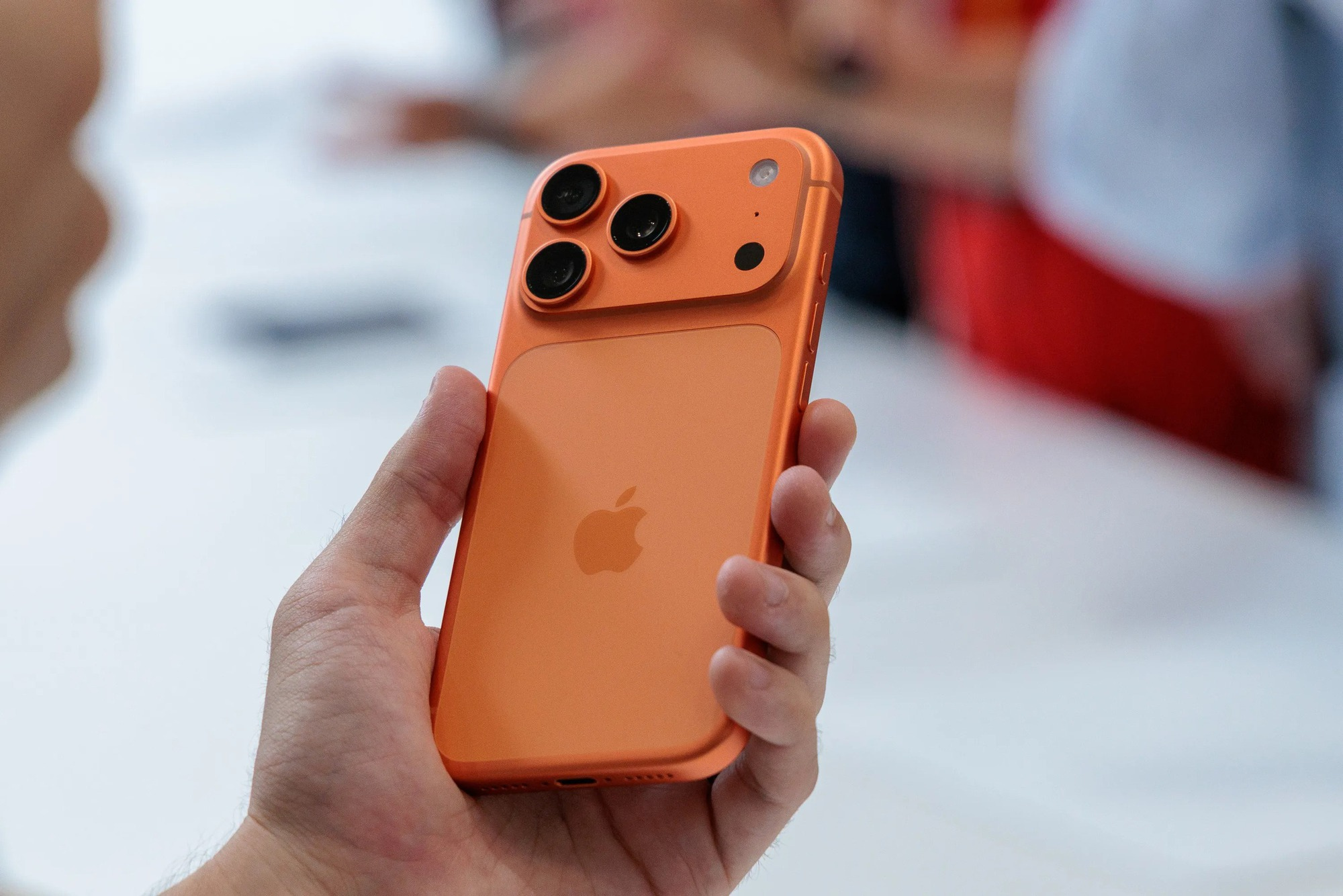 iPhone 17 Pro Max “cháy hàng”, nhiều người Việt đua nhau chi tiền để nhận máy sớm - Ảnh 3.