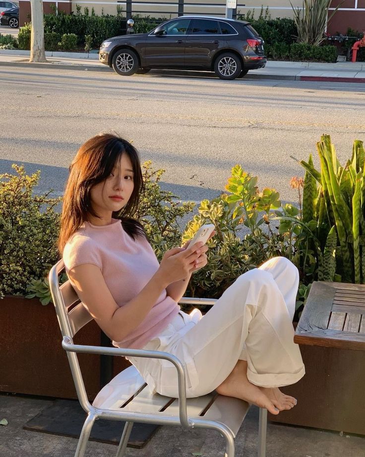 Kiếm tiền quá khó nên phải tự cứu lấy chính mình: Định nghĩa “ngầu đét” thay đổi từ đồ hiệu thành đồ cũ, sống sang thành sống sót- Ảnh 2. Kiếm tiền quá khó nên phải tự cứu lấy chính mình: Định nghĩa “ngầu đét” thay đổi từ đồ hiệu thành đồ cũ, sống sang thành sống sót- Ảnh 2.