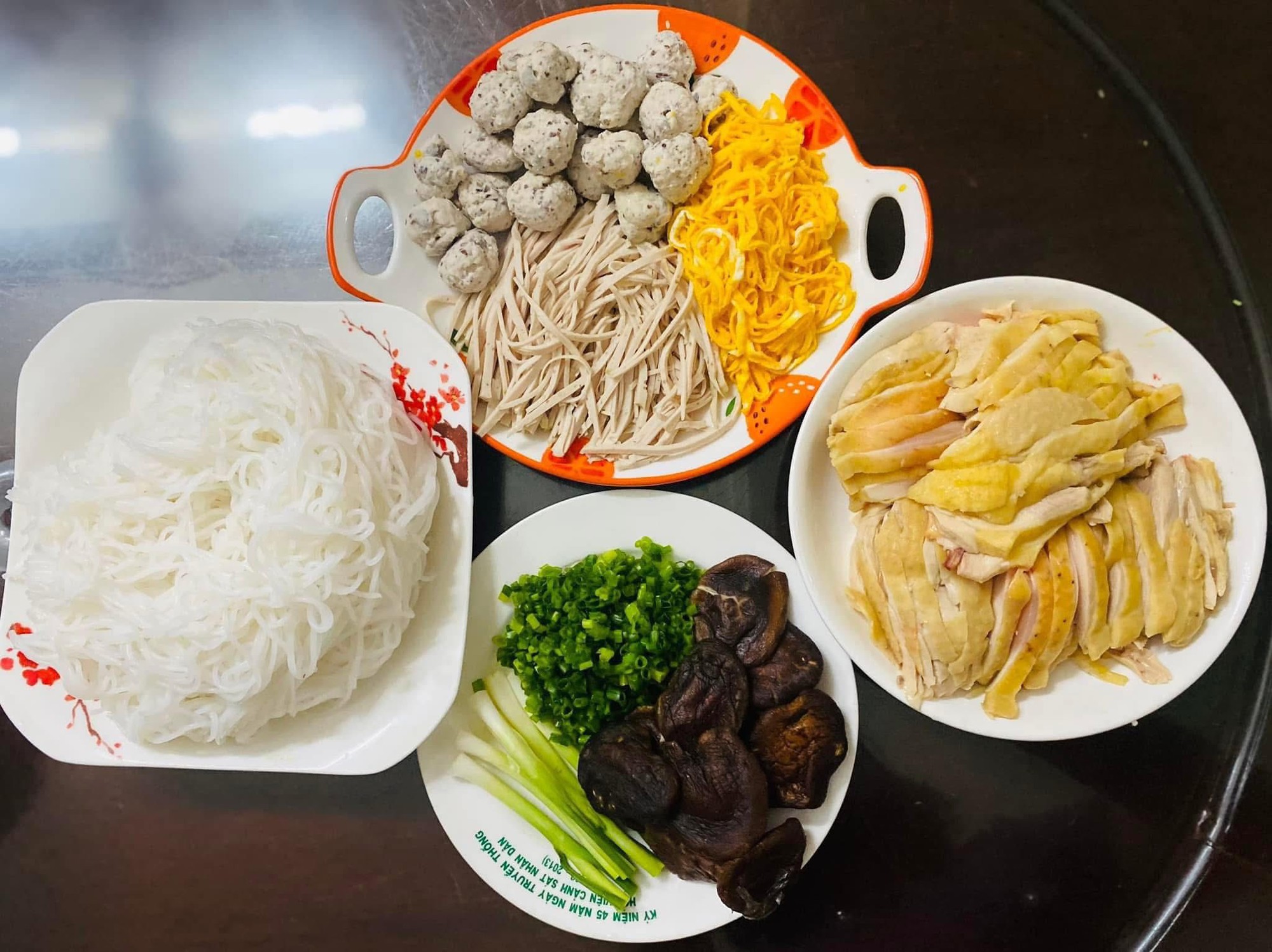 Mỗi ng&agrave;y một m&oacute;n kh&ocirc;ng ng&agrave;y n&agrave;o tr&ugrave;ng, mẹ 4 con nấu ăn ở nh&agrave; cỡ n&agrave;y bảo sao đi qu&aacute;n n&agrave;o con cũng k&ecirc;u 