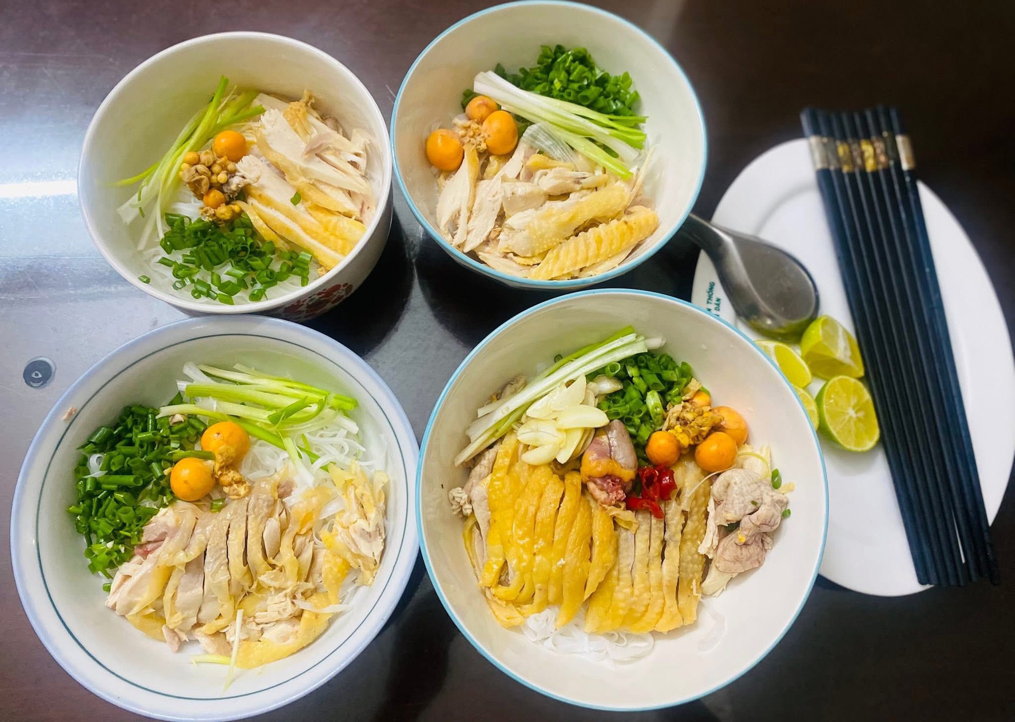 Mỗi ng&agrave;y một m&oacute;n kh&ocirc;ng ng&agrave;y n&agrave;o tr&ugrave;ng, mẹ 4 con nấu ăn ở nh&agrave; cỡ n&agrave;y bảo sao đi qu&aacute;n n&agrave;o con cũng k&ecirc;u 