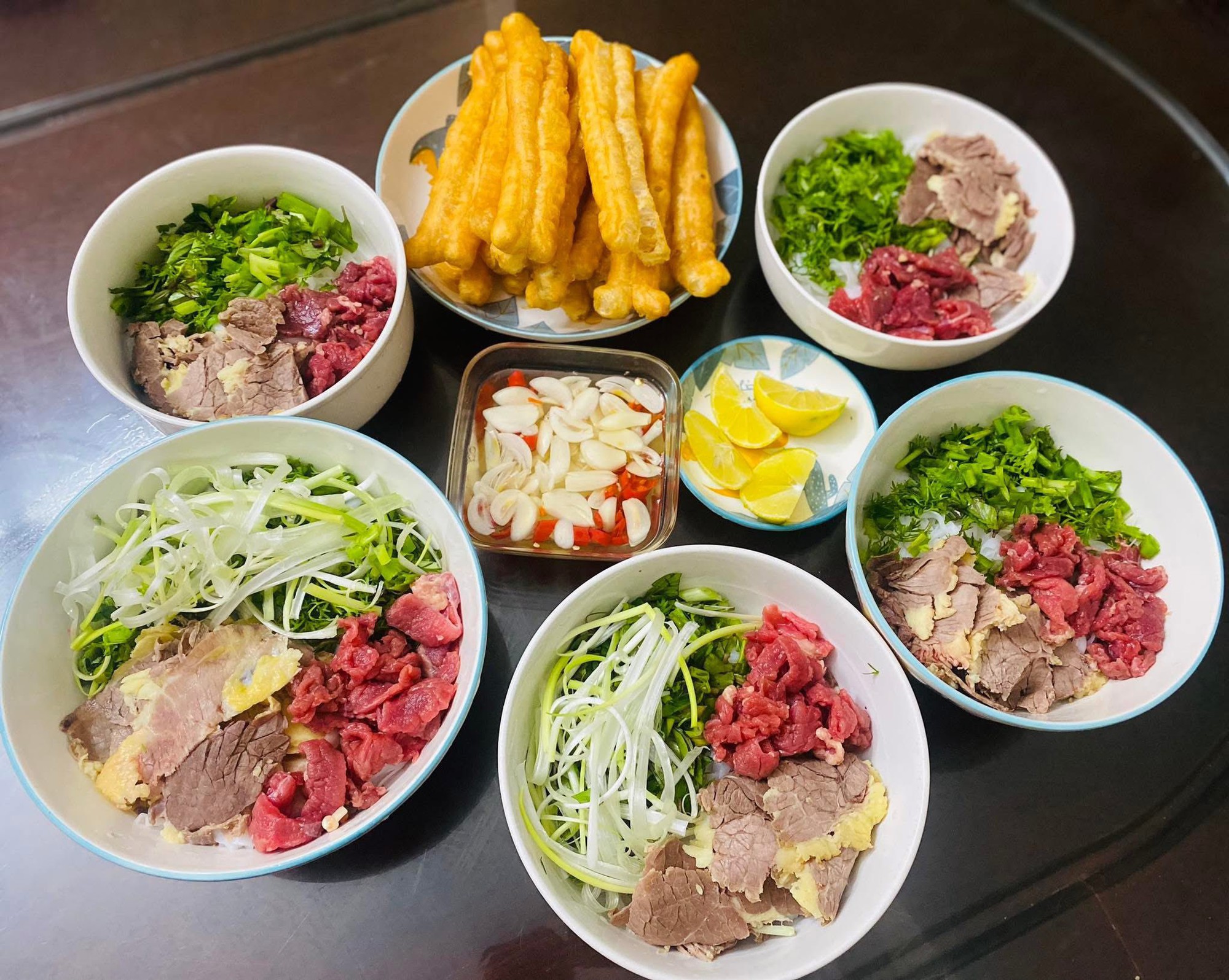 Mỗi ng&agrave;y một m&oacute;n kh&ocirc;ng ng&agrave;y n&agrave;o tr&ugrave;ng, mẹ 4 con nấu ăn ở nh&agrave; cỡ n&agrave;y bảo sao đi qu&aacute;n n&agrave;o con cũng k&ecirc;u 