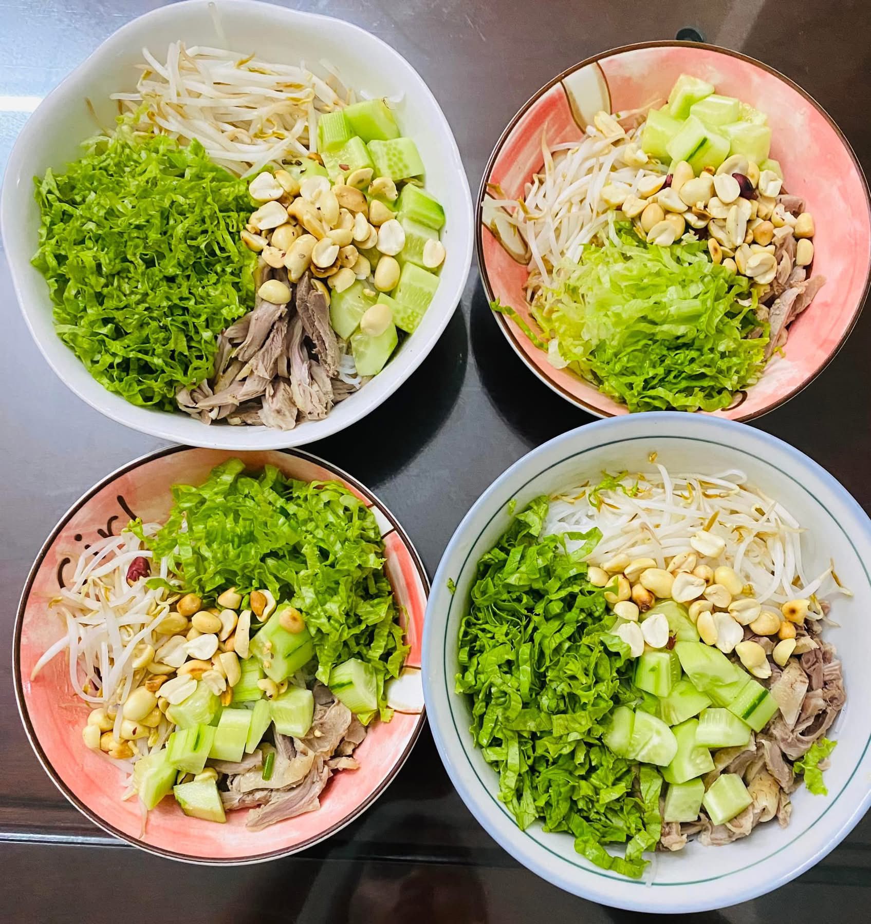 Mỗi ng&agrave;y một m&oacute;n kh&ocirc;ng ng&agrave;y n&agrave;o tr&ugrave;ng, mẹ 4 con nấu ăn ở nh&agrave; cỡ n&agrave;y bảo sao đi qu&aacute;n n&agrave;o con cũng k&ecirc;u 