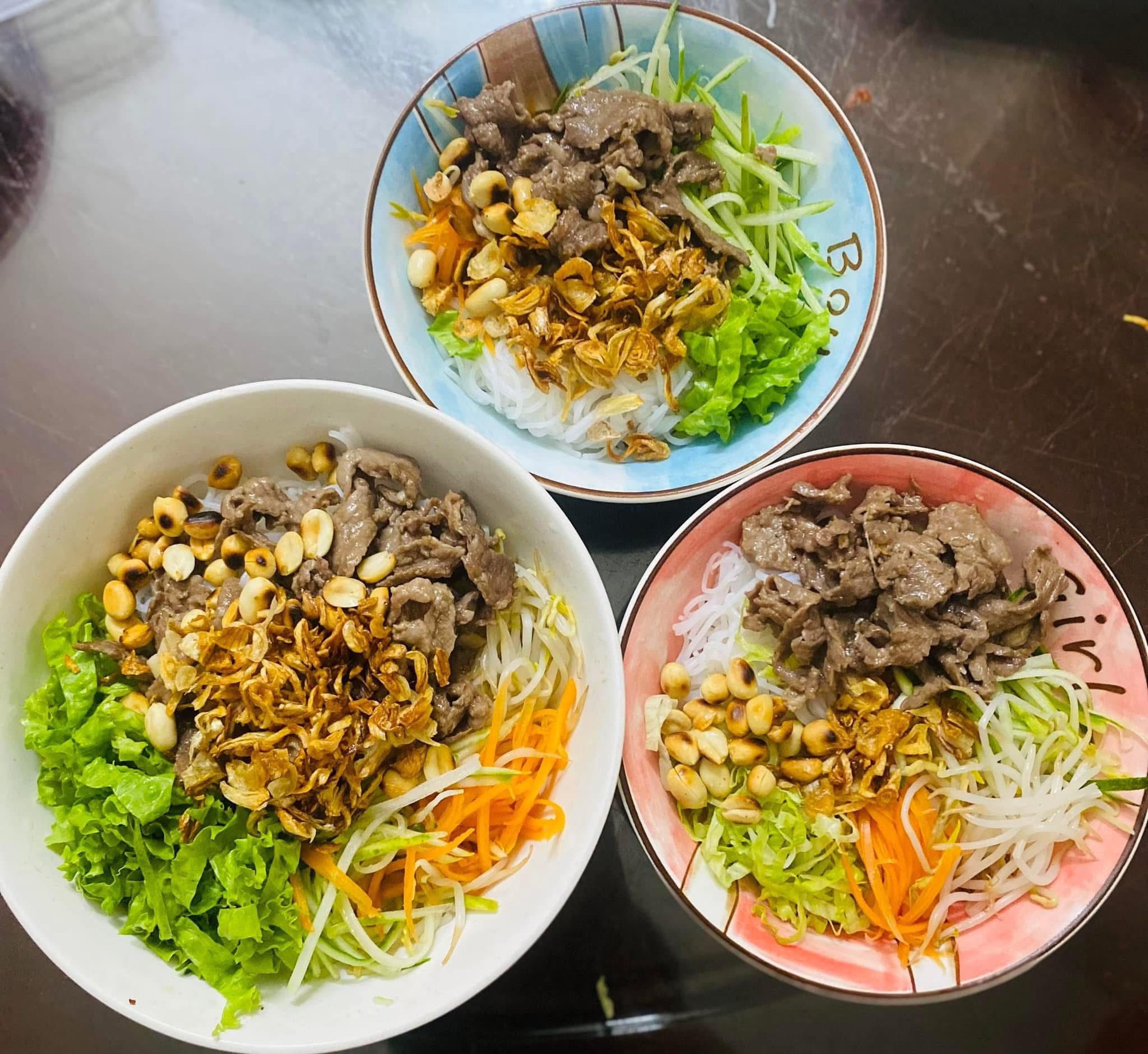 Mỗi ng&agrave;y một m&oacute;n kh&ocirc;ng ng&agrave;y n&agrave;o tr&ugrave;ng, mẹ 4 con nấu ăn ở nh&agrave; cỡ n&agrave;y bảo sao đi qu&aacute;n n&agrave;o con cũng k&ecirc;u 