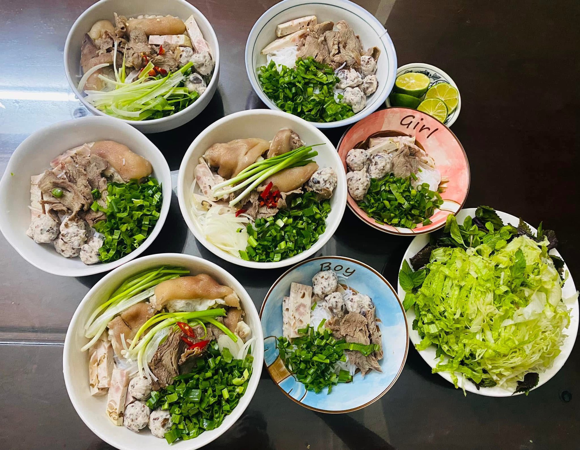 Mỗi ng&agrave;y một m&oacute;n kh&ocirc;ng ng&agrave;y n&agrave;o tr&ugrave;ng, mẹ 4 con nấu ăn ở nh&agrave; cỡ n&agrave;y bảo sao đi qu&aacute;n n&agrave;o con cũng k&ecirc;u 