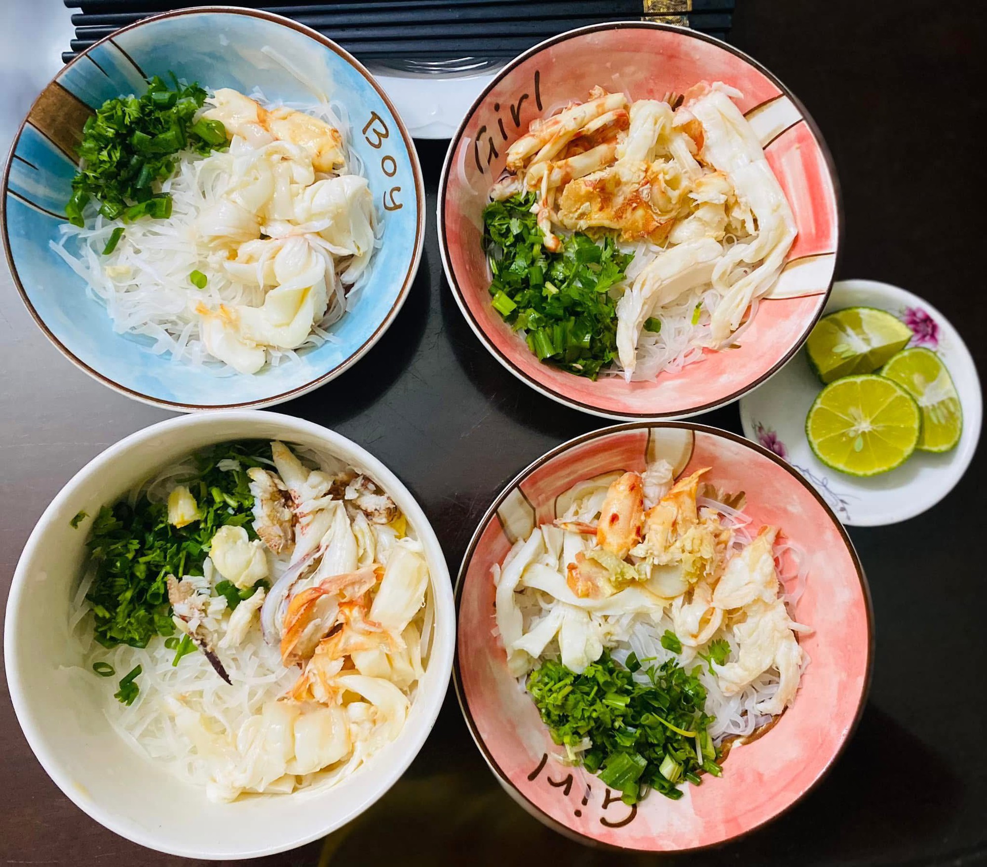 Mỗi ng&agrave;y một m&oacute;n kh&ocirc;ng ng&agrave;y n&agrave;o tr&ugrave;ng, mẹ 4 con nấu ăn ở nh&agrave; cỡ n&agrave;y bảo sao đi qu&aacute;n n&agrave;o con cũng k&ecirc;u 