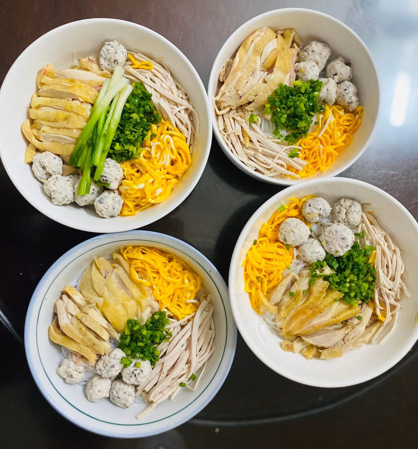 Mỗi ng&agrave;y một m&oacute;n kh&ocirc;ng ng&agrave;y n&agrave;o tr&ugrave;ng, mẹ 4 con nấu ăn ở nh&agrave; cỡ n&agrave;y bảo sao đi qu&aacute;n n&agrave;o con cũng k&ecirc;u 