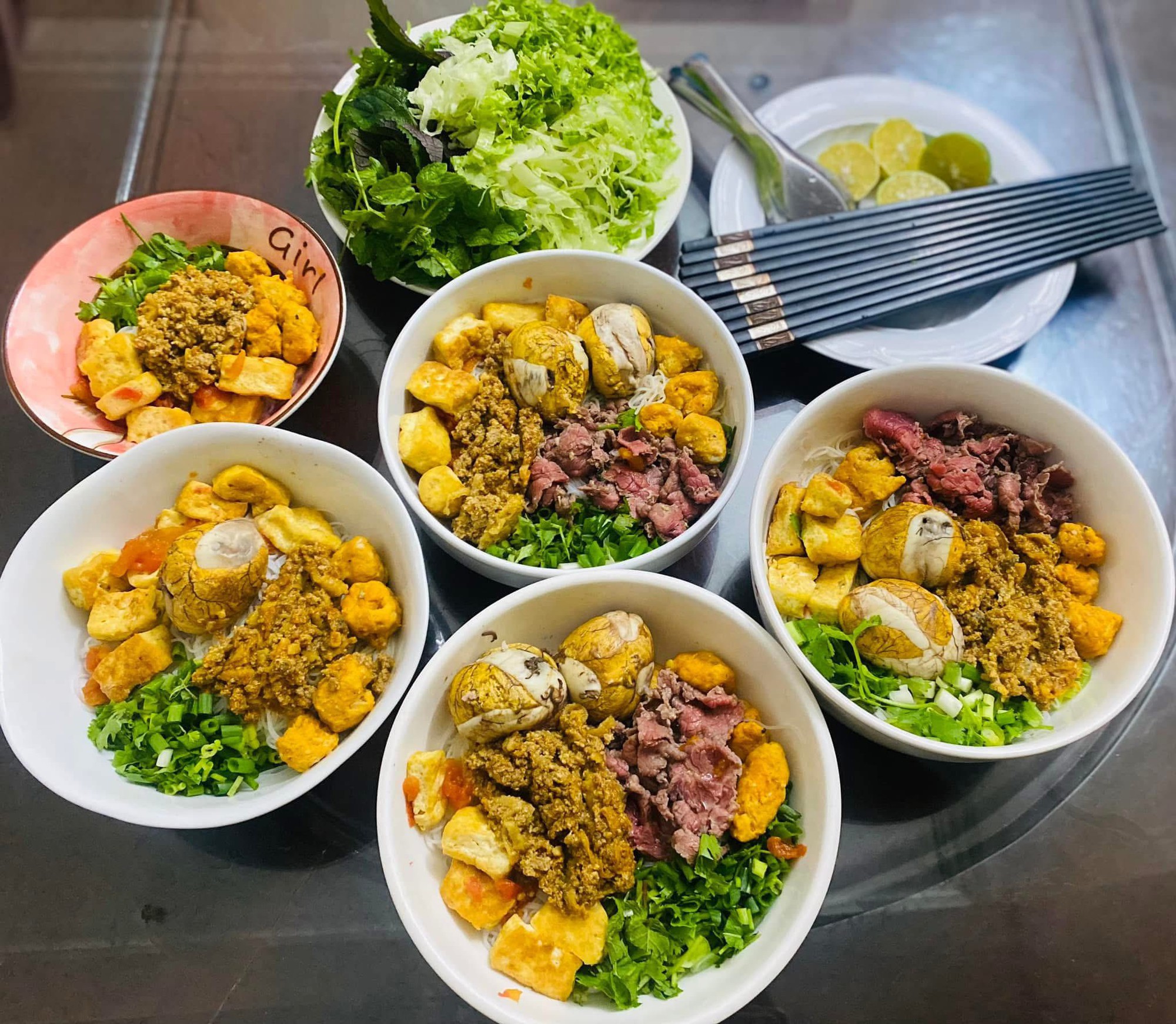 Mỗi ng&agrave;y một m&oacute;n kh&ocirc;ng ng&agrave;y n&agrave;o tr&ugrave;ng, mẹ 4 con nấu ăn ở nh&agrave; cỡ n&agrave;y bảo sao đi qu&aacute;n n&agrave;o con cũng k&ecirc;u 