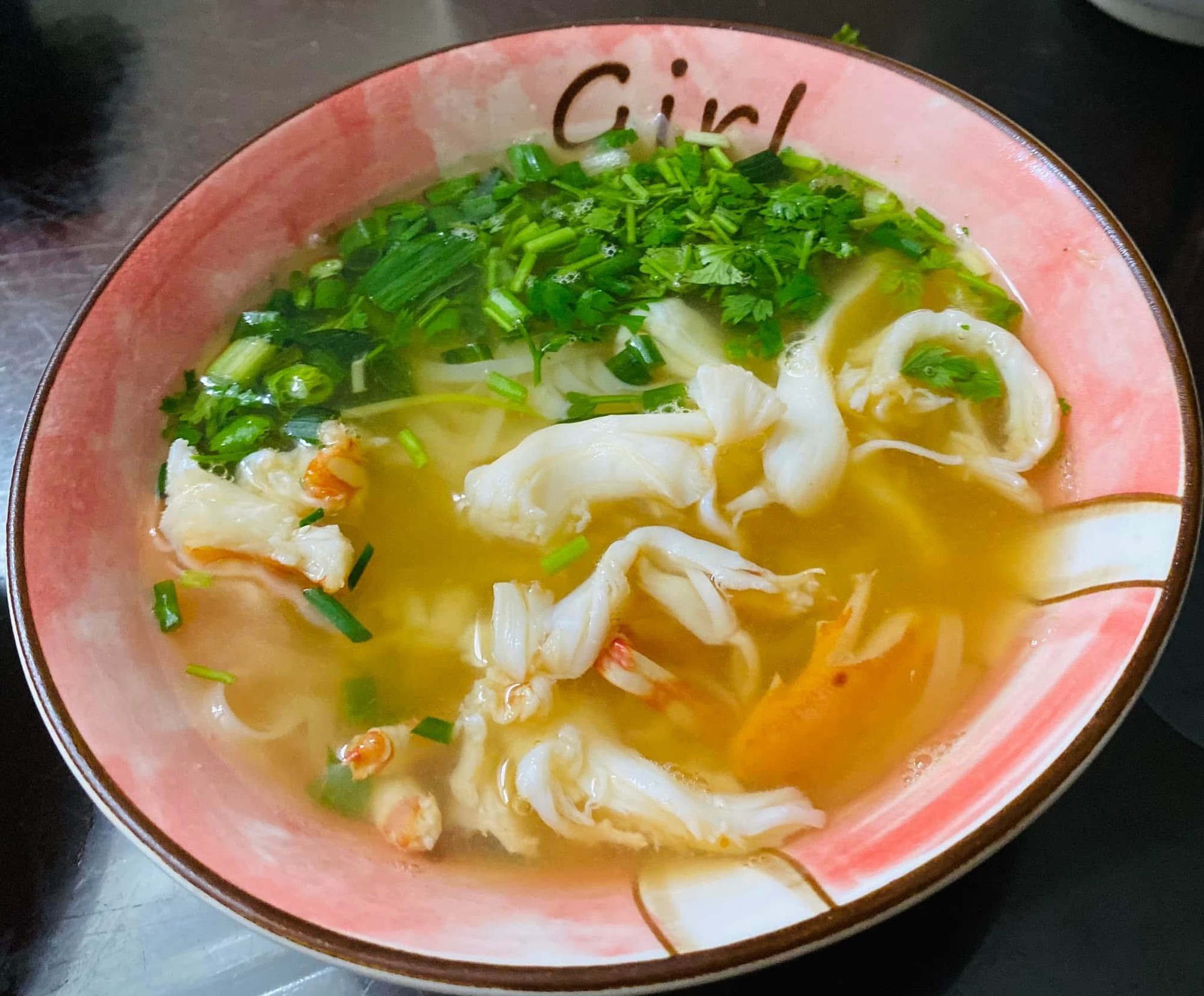 Mỗi ng&agrave;y một m&oacute;n kh&ocirc;ng ng&agrave;y n&agrave;o tr&ugrave;ng, mẹ 4 con nấu ăn ở nh&agrave; cỡ n&agrave;y bảo sao đi qu&aacute;n n&agrave;o con cũng k&ecirc;u 