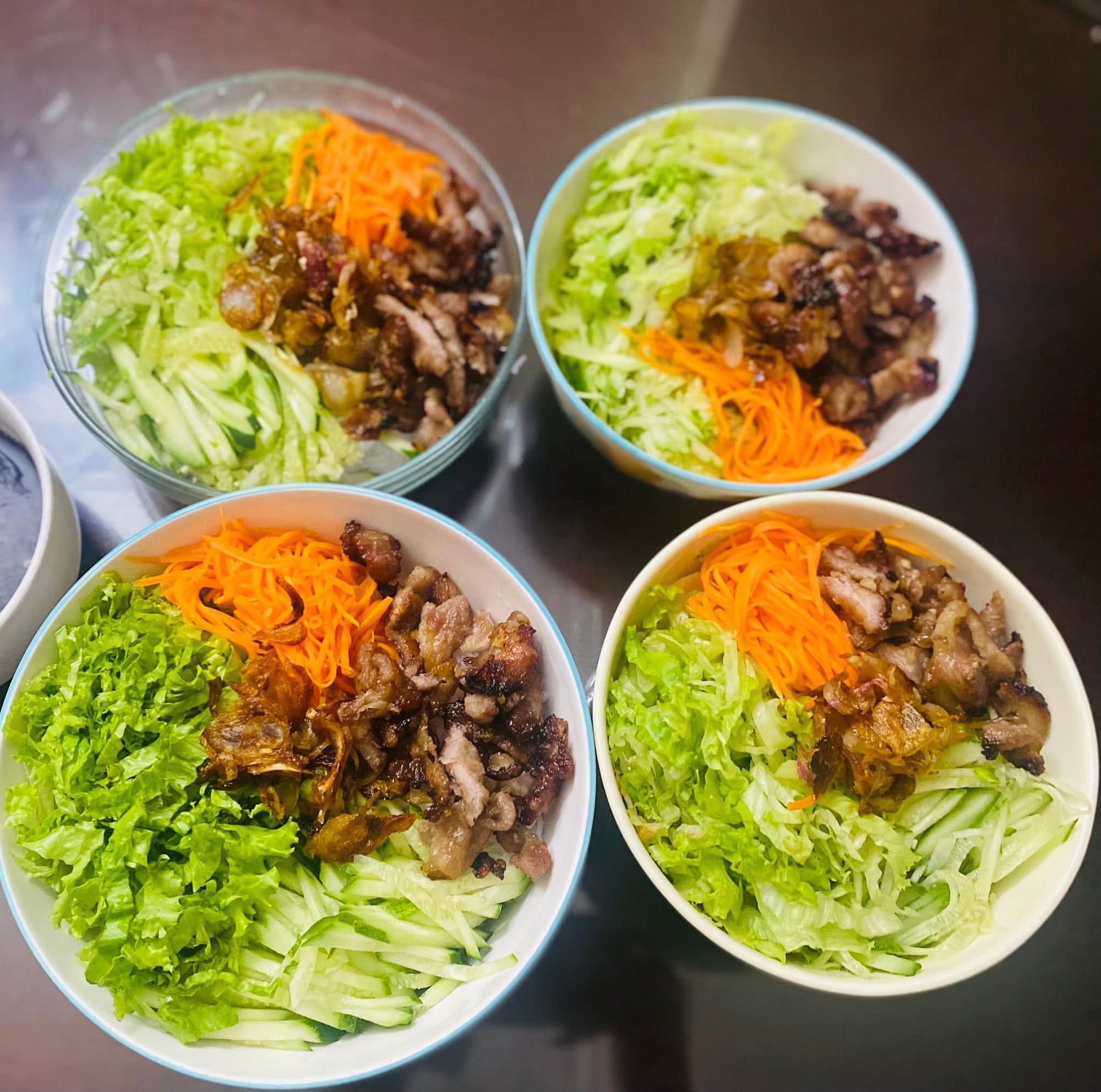 Mỗi ng&agrave;y một m&oacute;n kh&ocirc;ng ng&agrave;y n&agrave;o tr&ugrave;ng, mẹ 4 con nấu ăn ở nh&agrave; cỡ n&agrave;y bảo sao đi qu&aacute;n n&agrave;o con cũng k&ecirc;u 