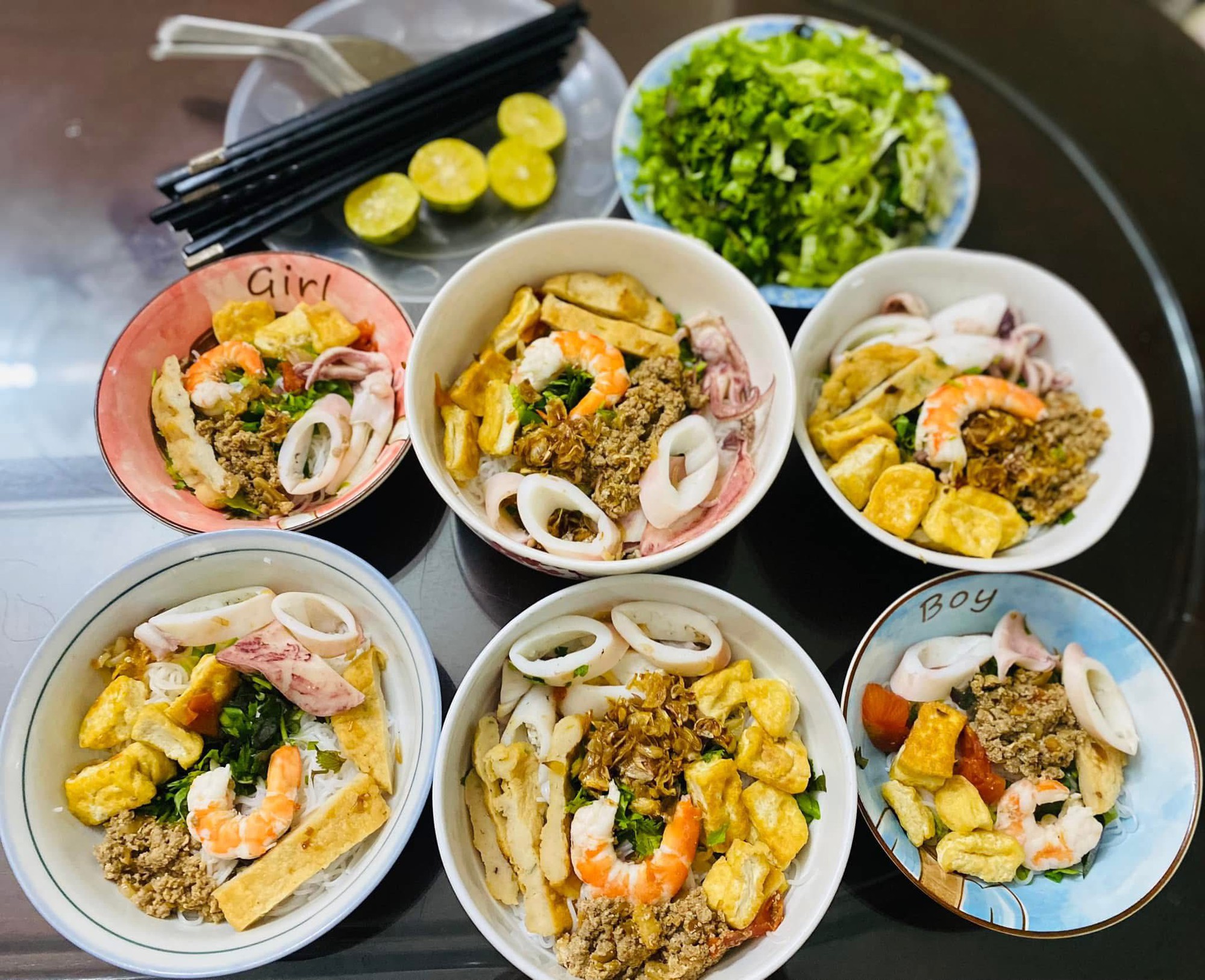 Mỗi ng&agrave;y một m&oacute;n kh&ocirc;ng ng&agrave;y n&agrave;o tr&ugrave;ng, mẹ 4 con nấu ăn ở nh&agrave; cỡ n&agrave;y bảo sao đi qu&aacute;n n&agrave;o con cũng k&ecirc;u 