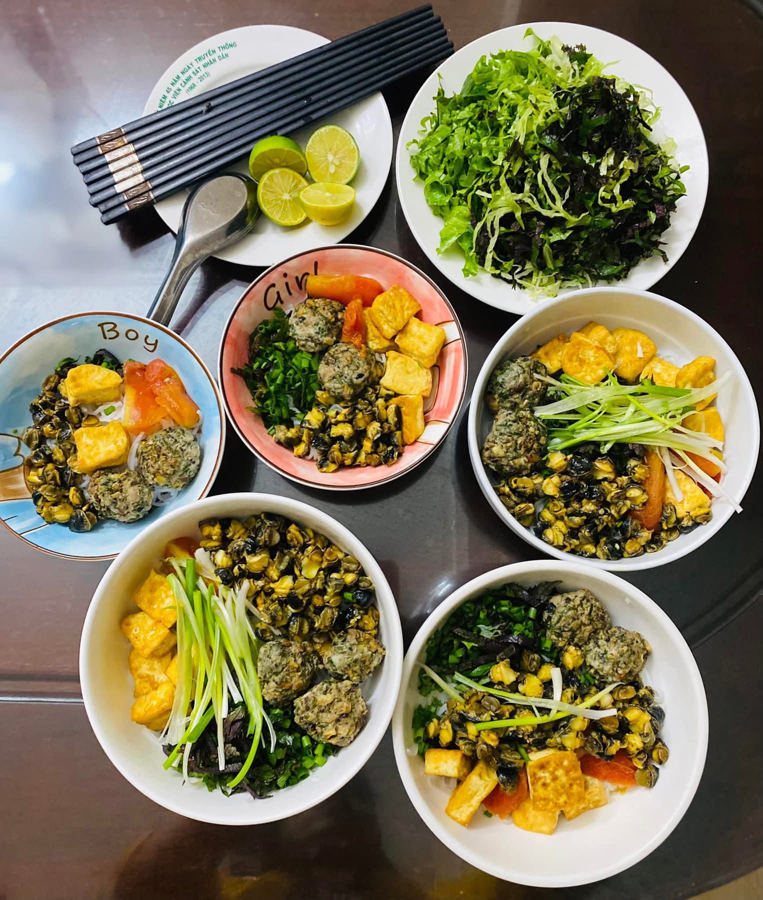 Mỗi ng&agrave;y một m&oacute;n kh&ocirc;ng ng&agrave;y n&agrave;o tr&ugrave;ng, mẹ 4 con nấu ăn ở nh&agrave; cỡ n&agrave;y bảo sao đi qu&aacute;n n&agrave;o con cũng k&ecirc;u 