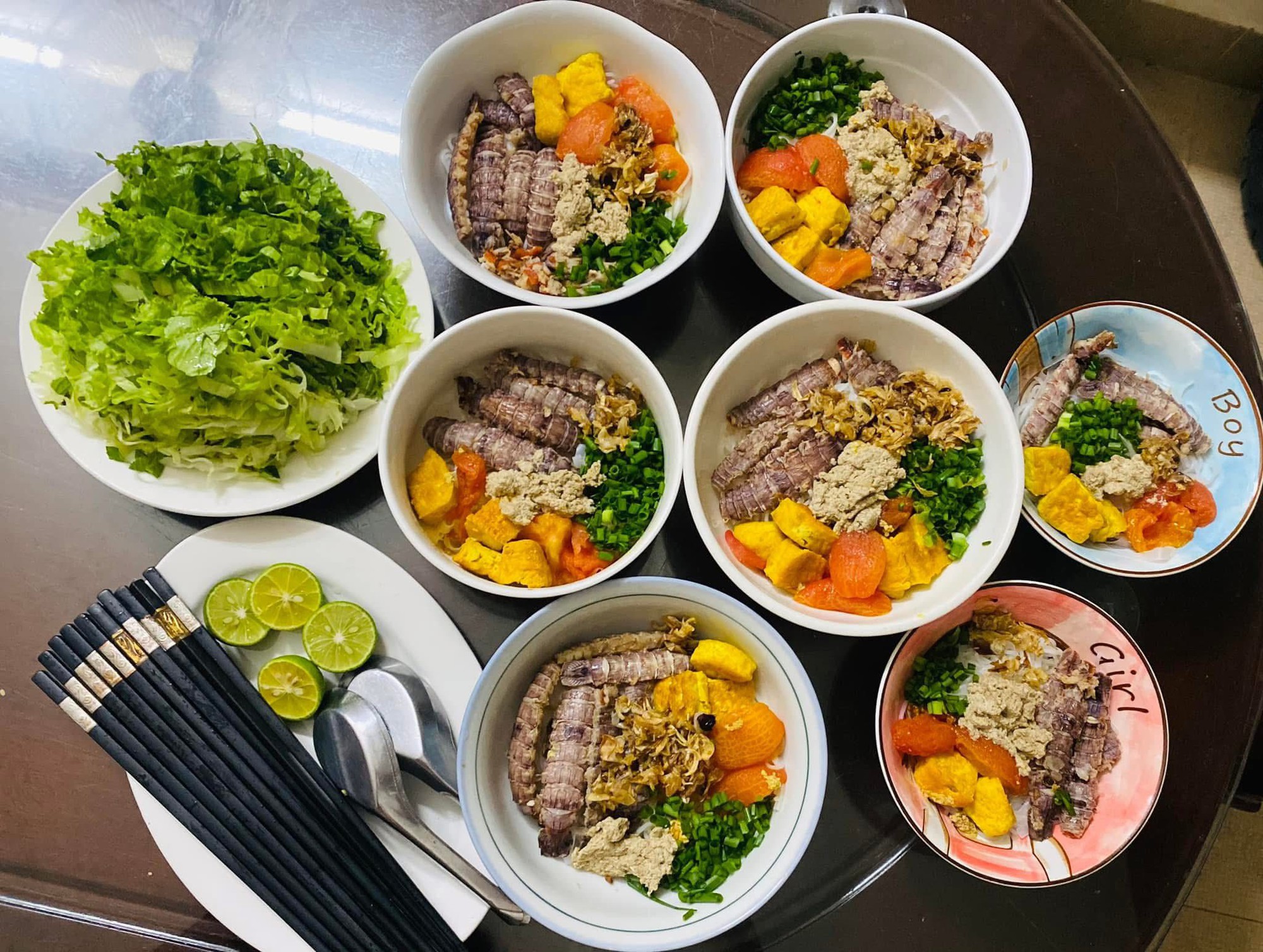 Mỗi ng&agrave;y một m&oacute;n kh&ocirc;ng ng&agrave;y n&agrave;o tr&ugrave;ng, mẹ 4 con nấu ăn ở nh&agrave; cỡ n&agrave;y bảo sao đi qu&aacute;n n&agrave;o con cũng k&ecirc;u 