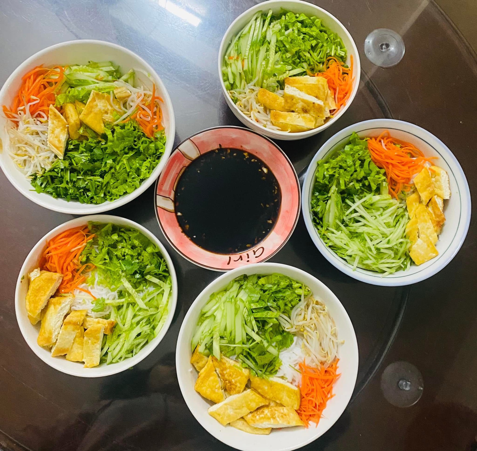 Mỗi ng&agrave;y một m&oacute;n kh&ocirc;ng ng&agrave;y n&agrave;o tr&ugrave;ng, mẹ 4 con nấu ăn ở nh&agrave; cỡ n&agrave;y bảo sao đi qu&aacute;n n&agrave;o con cũng k&ecirc;u 