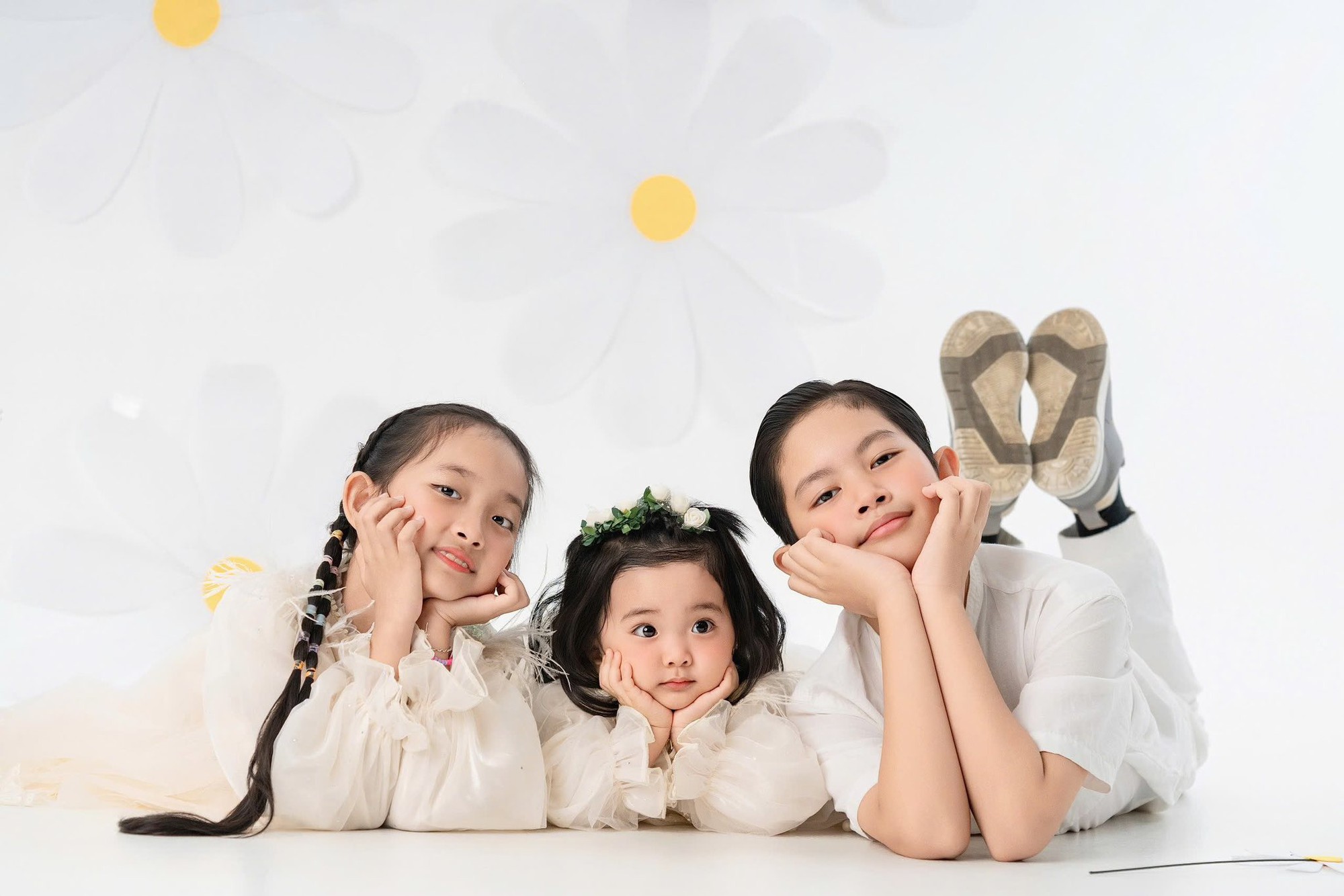 3 nhóc tỳ đáng yêu đẹp như tranh vẽ nhà Khánh Thi - Phan Hiển- Ảnh 3. 3 nhóc tỳ đáng yêu đẹp như tranh vẽ nhà Khánh Thi - Phan Hiển- Ảnh 3.