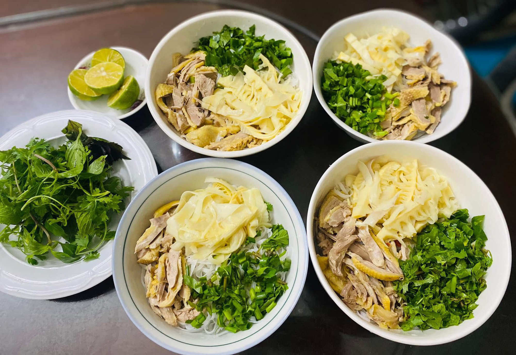 Mỗi ng&agrave;y một m&oacute;n kh&ocirc;ng ng&agrave;y n&agrave;o tr&ugrave;ng, mẹ 4 con nấu ăn ở nh&agrave; cỡ n&agrave;y bảo sao đi qu&aacute;n n&agrave;o con cũng k&ecirc;u 