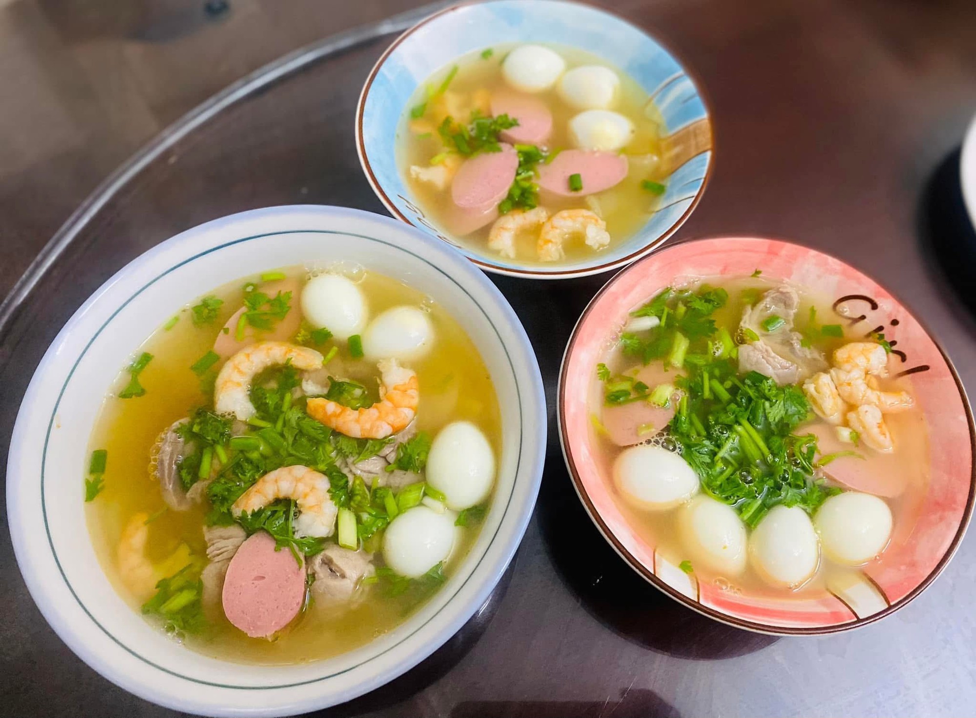 Mỗi ng&agrave;y một m&oacute;n kh&ocirc;ng ng&agrave;y n&agrave;o tr&ugrave;ng, mẹ 4 con nấu ăn ở nh&agrave; cỡ n&agrave;y bảo sao đi qu&aacute;n n&agrave;o con cũng k&ecirc;u 