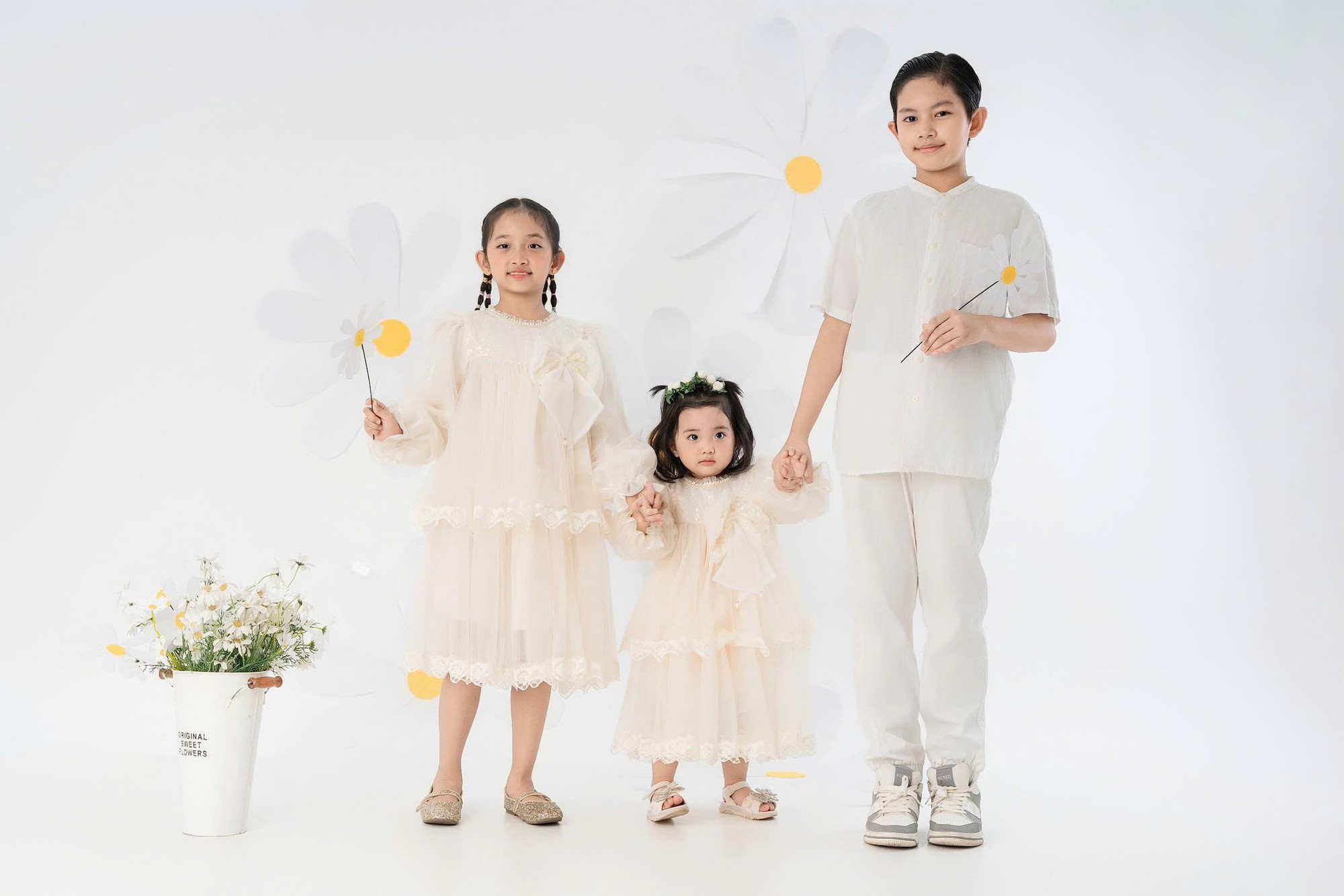 3 nhóc tỳ đáng yêu đẹp như tranh vẽ nhà Khánh Thi - Phan Hiển- Ảnh 1. 3 nhóc tỳ đáng yêu đẹp như tranh vẽ nhà Khánh Thi - Phan Hiển- Ảnh 1.