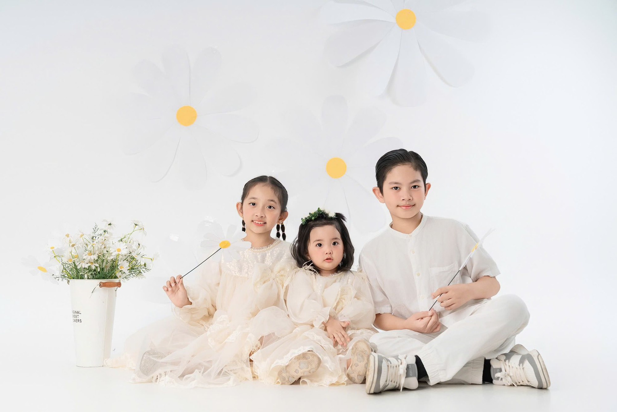 3 nhóc tỳ đáng yêu đẹp như tranh vẽ nhà Khánh Thi - Phan Hiển- Ảnh 4. 3 nhóc tỳ đáng yêu đẹp như tranh vẽ nhà Khánh Thi - Phan Hiển- Ảnh 4.