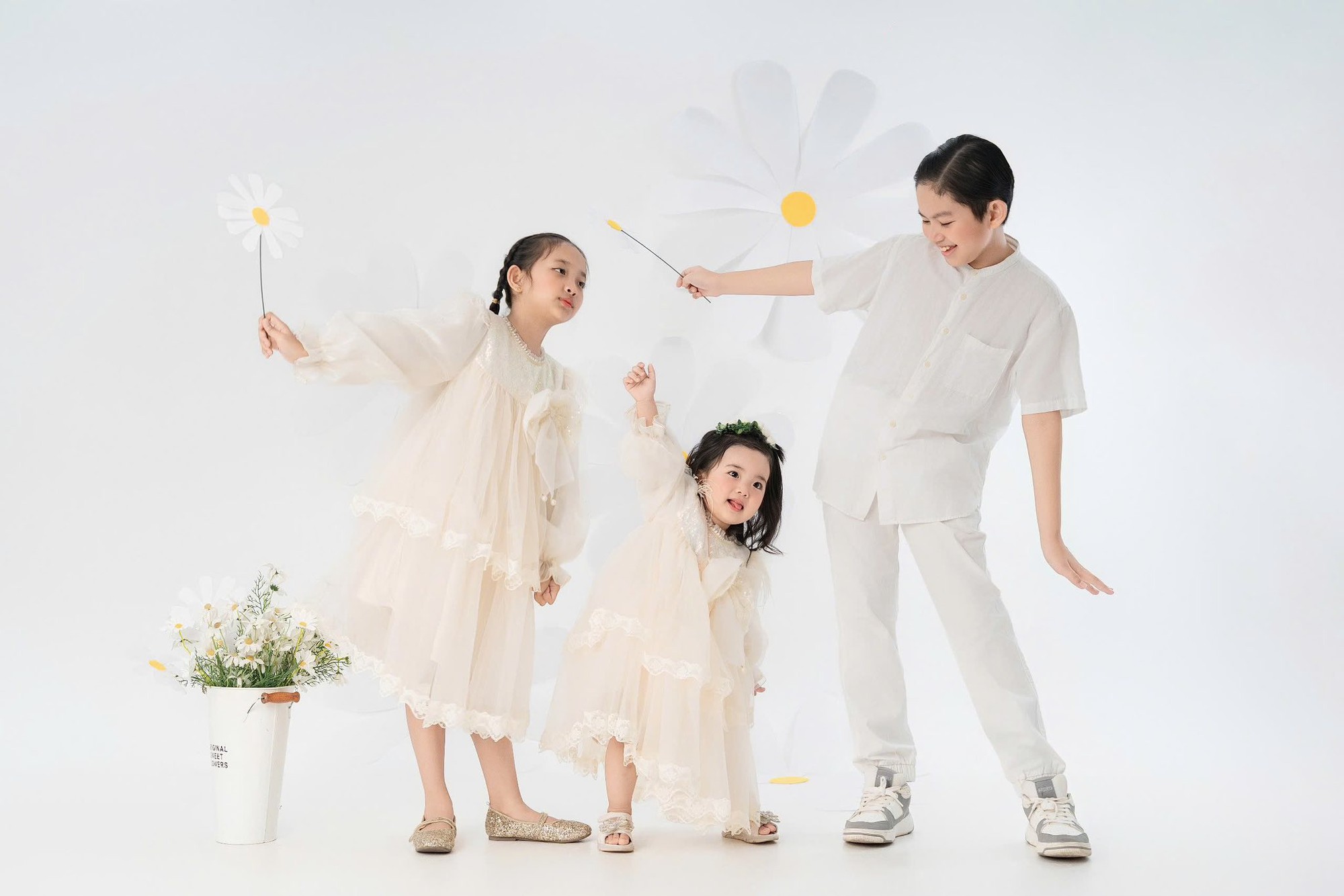 3 nhóc tỳ đáng yêu đẹp như tranh vẽ nhà Khánh Thi - Phan Hiển- Ảnh 2. 3 nhóc tỳ đáng yêu đẹp như tranh vẽ nhà Khánh Thi - Phan Hiển- Ảnh 2.