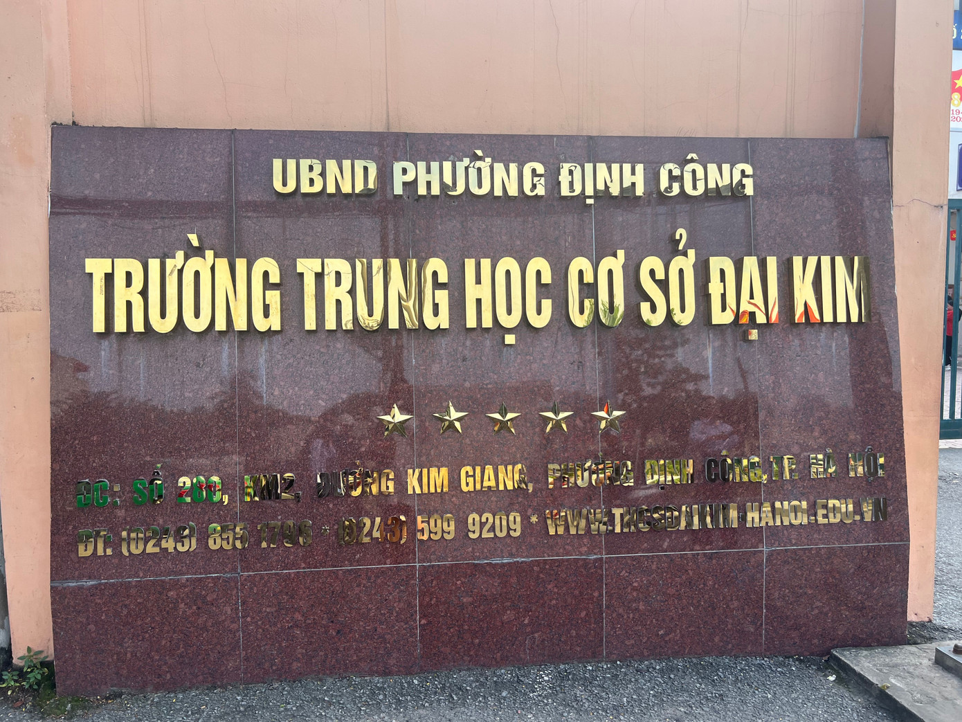 Hà Nội: Học sinh giật tóc, dúi đầu giáo viên ngay trong lớp học - Ảnh 1.