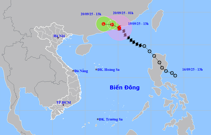 Bão dồn dập quần thảo Biển Đông, miền Bắc sắp hứng hai đợt mưa lớn - Ảnh 1.