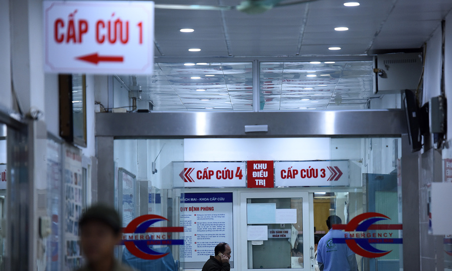 Cô gái trẻ ở Hưng Yên nhập viện cấp cứu vì thường xuyên thức khuya lướt điện thoại - Ảnh 1. Cô gái trẻ ở Hưng Yên nhập viện cấp cứu vì thường xuyên thức khuya lướt điện thoại - Ảnh 1.