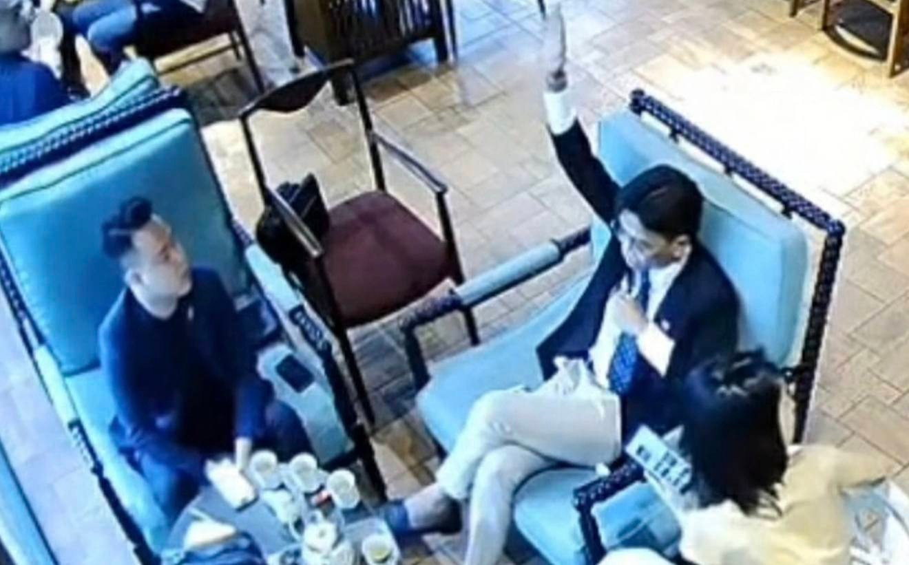 'Tổng tài' giơ tay, 'đàn em' liền đánh nhân viên quán cà phê: Cần làm rõ vai trò khởi xướng - Ảnh 1.