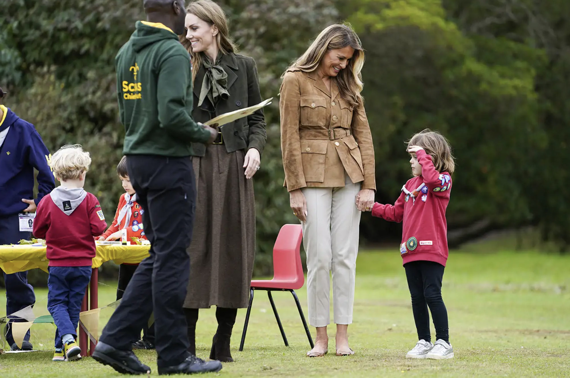 Khoảnh khắc lịch sử: Vương phi Kate và Melania Trump lần đầu sánh đôi - không ngờ lại gần gũi đến thế!- Ảnh 6.